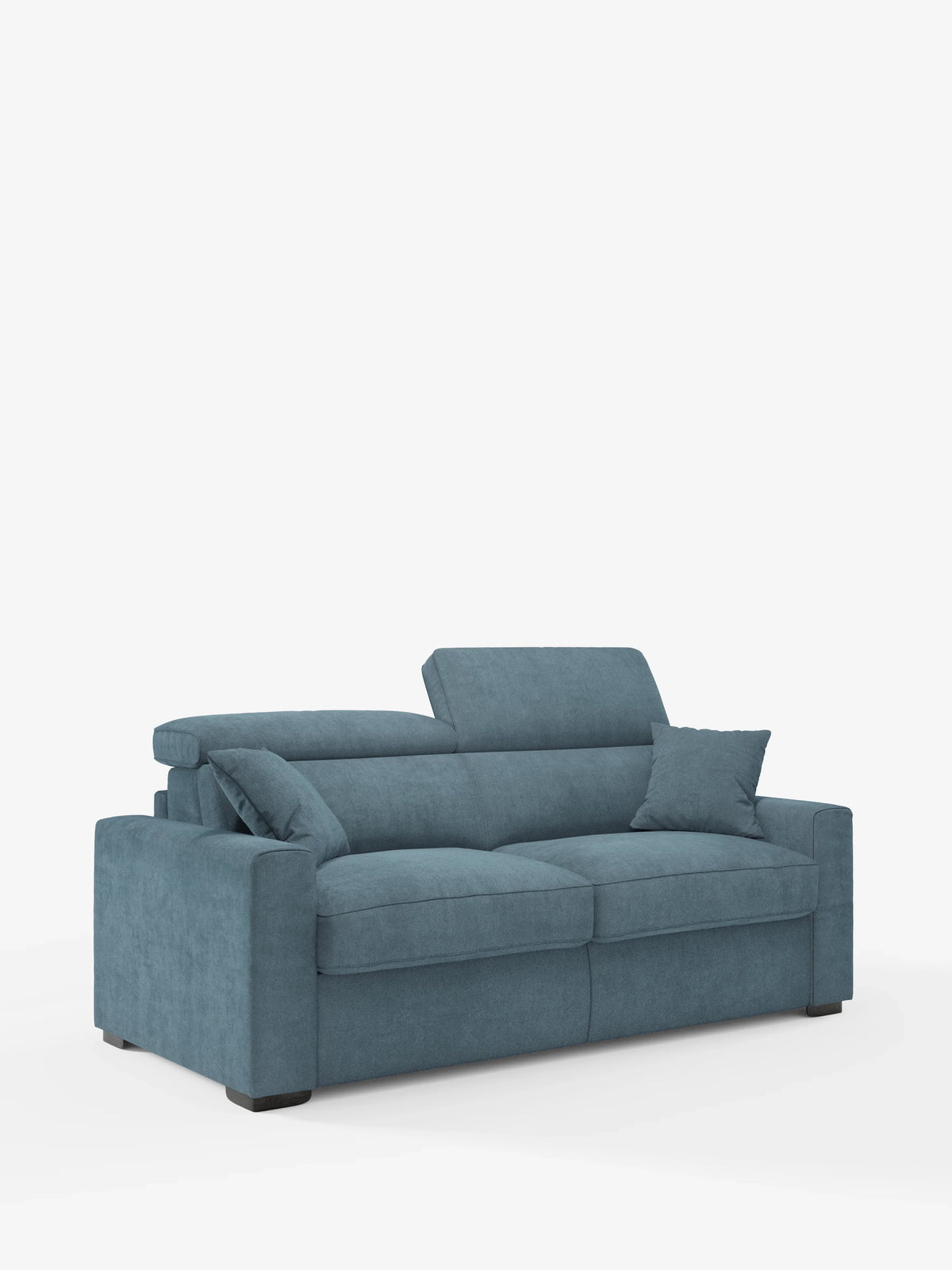 Il divano letto Maximus a 3 posti con materasso ALTO da 20 cm di divitt.sbs è un moderno divano in tessuto blu dotato di due ampi cuscini di seduta, due poggiatesta regolabili (reclinabili), ampi braccioli e un unico cuscino coordinato. Rivestito in tessuto facile da pulire e certificato Oeko-Tex, questo elegante divano letto presenta una silhouette squadrata e poggia su piedini a blocco neri. Su uno sfondo bianco a tinta unita, coniuga con eleganza comfort e design contemporaneo.