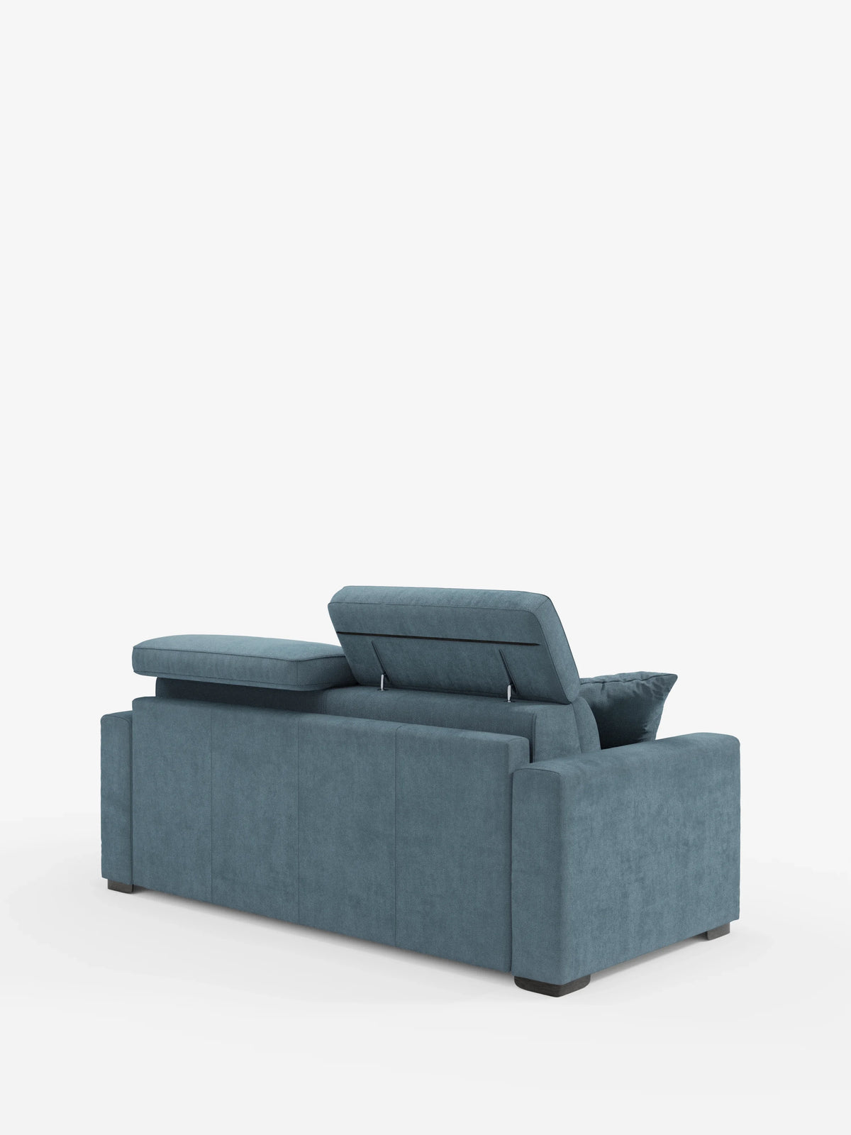Il divano letto a 3 posti Maximus con materasso ALTO da 20 cm di divitt.sbs è ripreso di profilo dal retro, mettendo in risalto il suo moderno rivestimento blu in tessuto Oeko-Tex antimacchia e i poggiatesta regolabili. Il divano è caratterizzato da ampi braccioli, gambe corte nere e linee pulite e dritte. Sullo sfondo di un bianco semplice, il divano mette in risalto il suo stile contemporaneo.