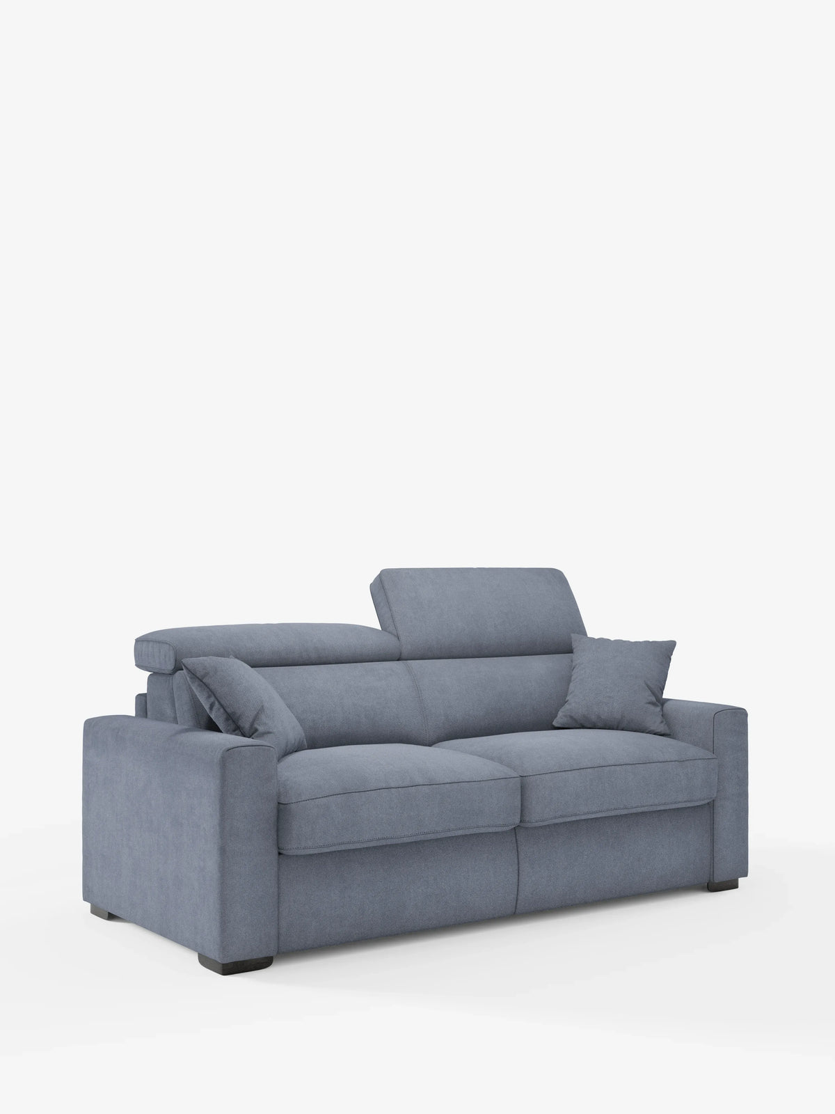 Il divano letto a 3 posti Maximus con materasso ALTO 20 cm di divitt.sbs è un divano moderno nei toni del grigio-blu, rivestito in tessuto Oeko-Tex resistente alle macchie. Dotato di due cuscini di seduta, due cuscini dello schienale, un cuscino decorativo abbinato e poggiatesta reclinabili, presenta ampi braccioli e gambe a blocco. Il divano è raffigurato su uno sfondo bianco a tinta unita.