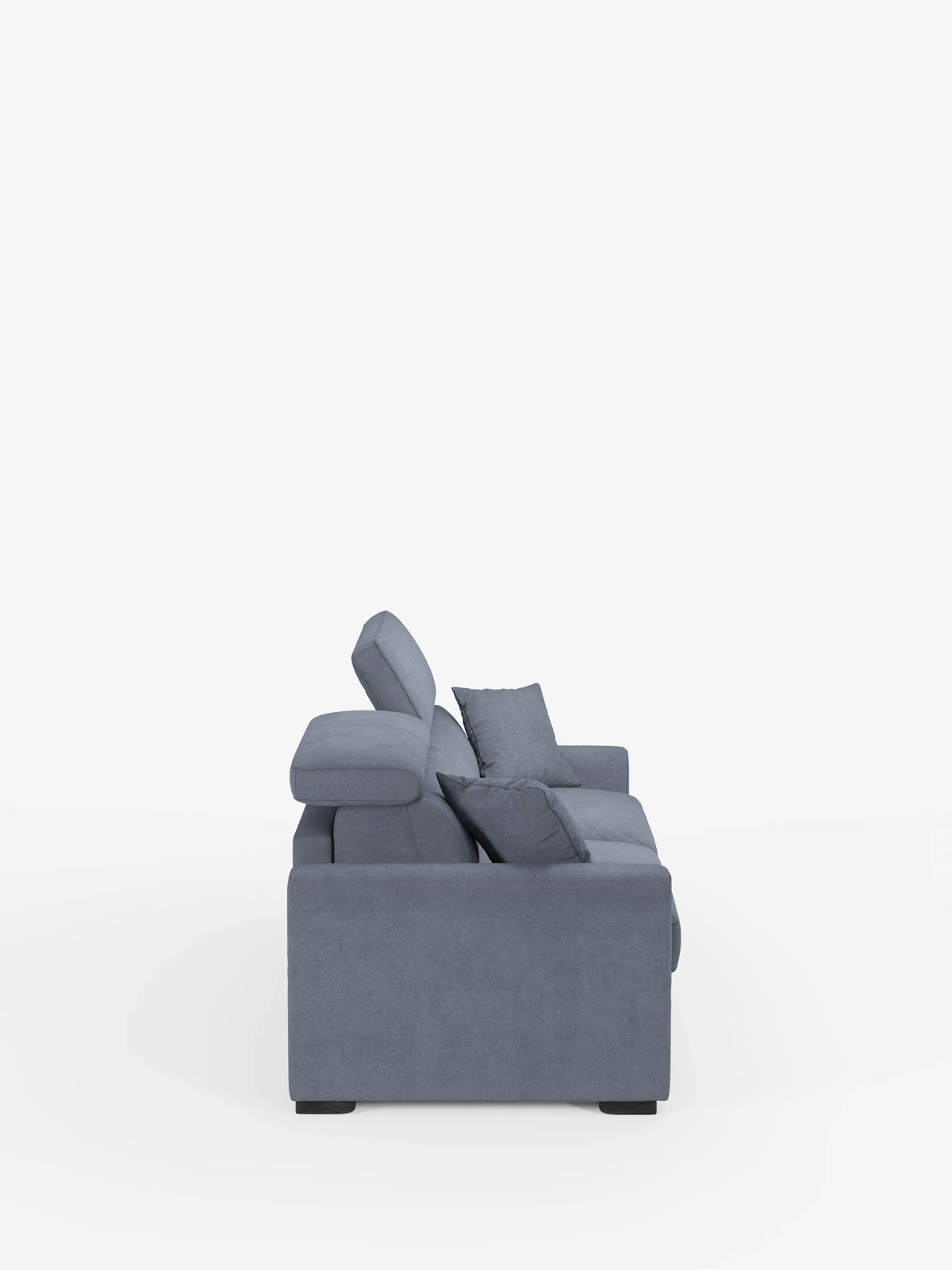 Una vista laterale del divano letto Maximus a 3 posti con materasso ALTO 20 cm di divitt.sbs, presentato in un moderno tessuto blu con poggiatesta reclinabili e due cuscini dello schienale. I braccioli squadrati e il rivestimento liscio e smacchiabile certificato Oeko-Tex sono completati da gambe corte nere, che risaltano su uno sfondo bianco a tinta unita, rendendolo una scelta ideale per spazi abitativi versatili.