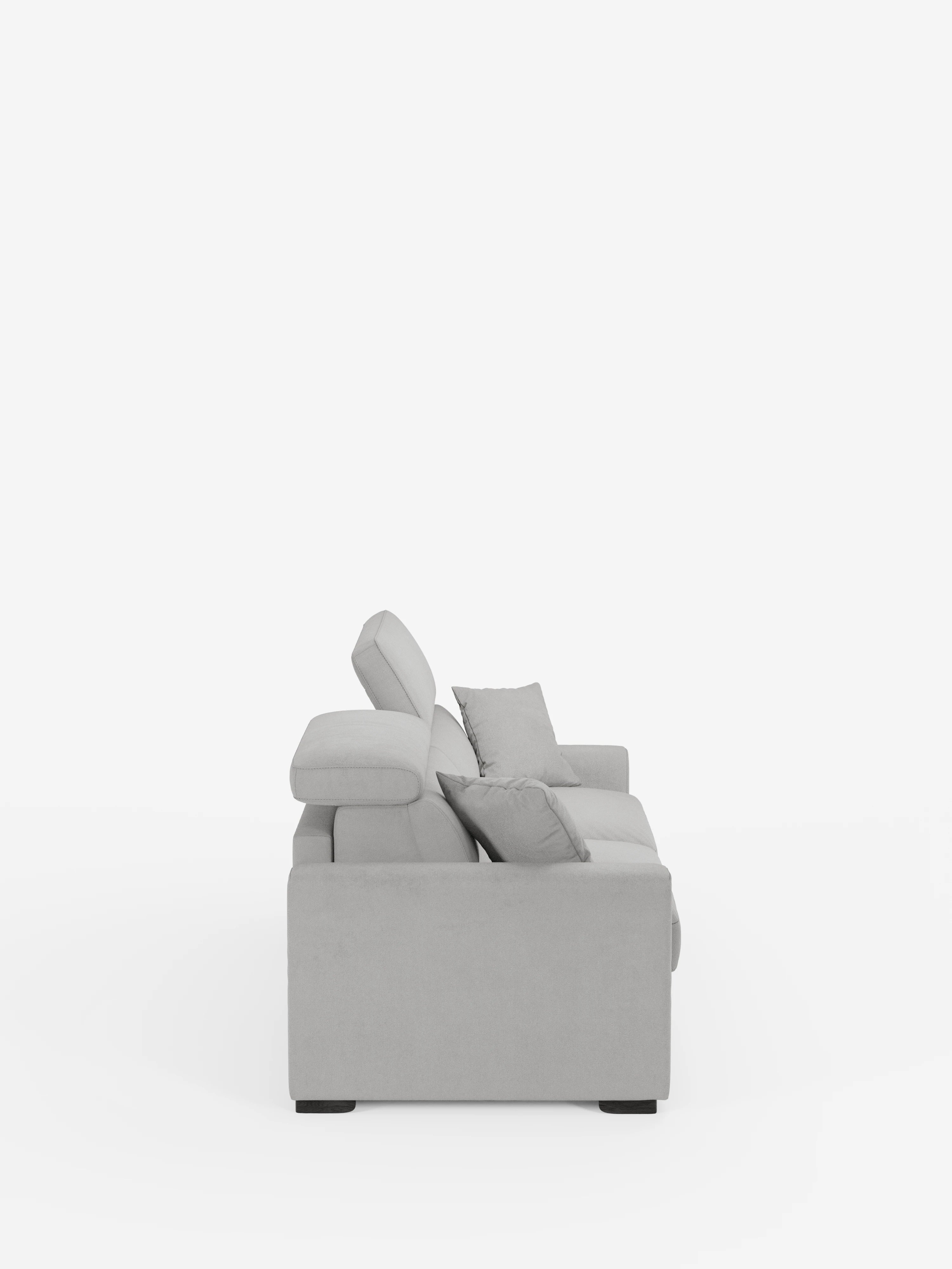Vista laterale del divano letto Maximus a 3 posti con materasso ALTO 20 cm di divitt.sbs, in moderno grigio chiaro, dotato di poggiatesta regolabili e due cuscini di seduta. Il divano è rivestito in tessuto antimacchia certificato Oeko-Tex, con due cuscini dello schienale abbinati e due braccioli a vista. Il design è sostenuto da gambe corte e scure. Presentato su uno sfondo bianco a tinta unita per un effetto minimalista.