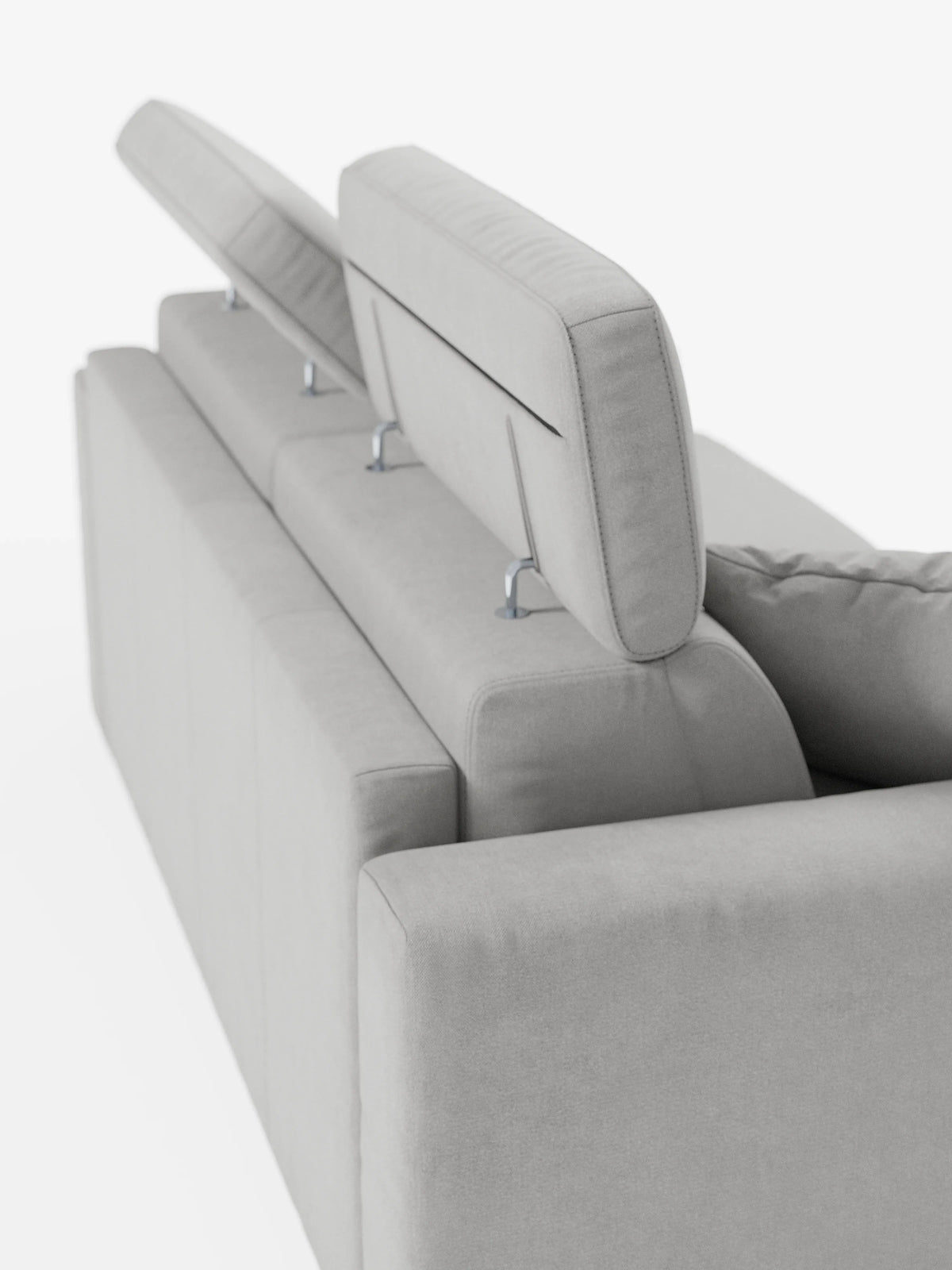 Il divano letto a 3 posti Maximus con materasso ALTO da 20 cm di divitt.sbs è raffigurato nella vista posteriore, rivestito in tessuto grigio chiaro smacchiabile certificato Oeko-Tex; presenta due poggiatesta reclinabili regolabili su diverse angolazioni, che mettono in risalto le eleganti cerniere in metallo, il tutto su uno sfondo bianco a tinta unita.