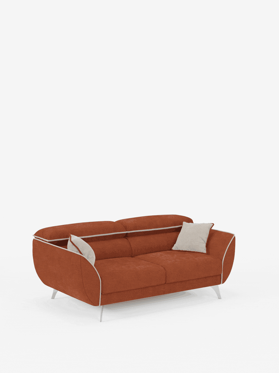 Un divano Michelangelo a 2 e 3 posti color ruggine con sedute allungabili e poggiatesta reclinabili di divitt.sbs, caratterizzato da un moderno design bicolore in tessuto T23 antimacchia, con sottili gambe in metallo angolate e bordino bianco. Due cuscini decorativi beige sono posizionati sul lato destro, mentre lo sfondo bianco a tinta unita mette in risalto la silhouette slanciata e contemporanea del divano e i braccioli elegantemente ricurvi: un elemento d’arredo di grande impatto, ideale per i