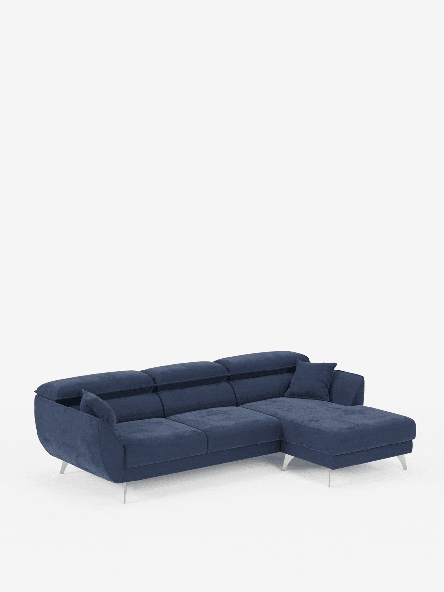 Il divano angolare Michelangelo con penisola e sedute estensibili di divitt.sbs è un divano d'angolo contemporaneo realizzato in tessuto T30 blu navy scuro, smacchiabile ed effetto vellutino. È dotato di poggiatesta regolabili, linee slanciate e gambe angolate color argento. La sezione chaise longue sul lato destro offre sedute estensibili per un maggiore comfort ed è dotata di un cuscino coordinato, il tutto presentato su uno sfondo bianco a tinta unita.