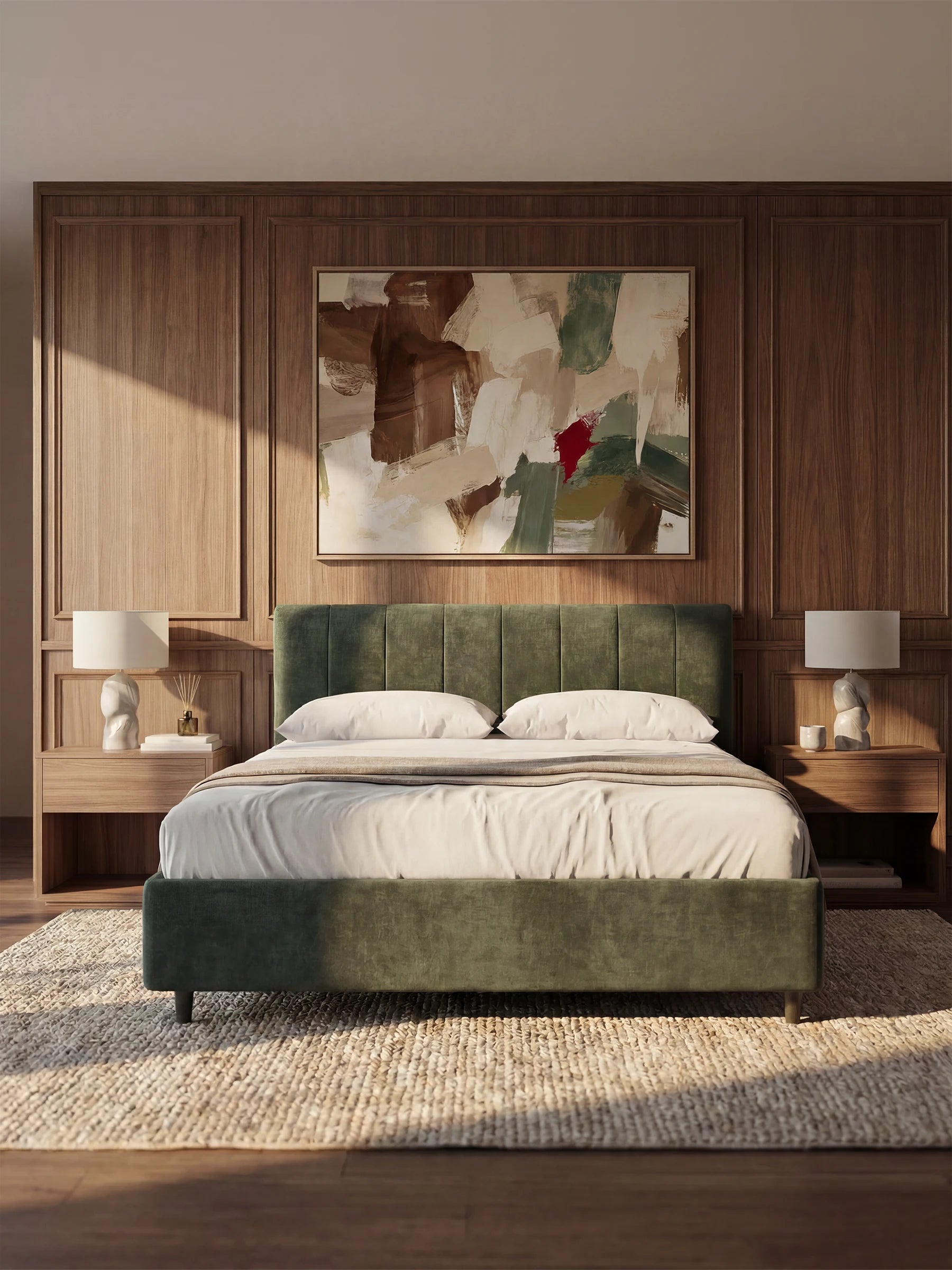 Una camera da letto moderna arredata con il letto imbottito ONYX con vano contenitore e testiera verticale in tessuto certificato Oeko-Tex® di Letti.store, in velluto verde, rivestito con biancheria da letto candida e fresca. Due comodini in legno con lampade fiancheggiano l’alta testiera imbottita, mentre sopra di essa è appeso un grande quadro astratto. Lo spazio presenta pareti rivestite in legno a pannelli e un tappeto beige dalla trama ruvida, il tutto inondato dalla luce del sole che filtra da