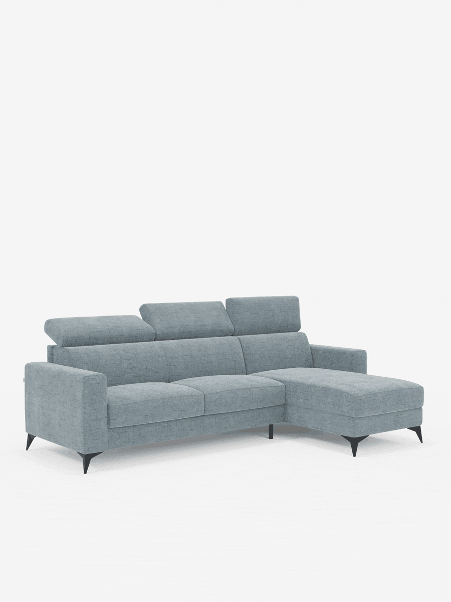 Il divano letto angolare Pegaso di divitt.sbs è realizzato in tessuto jacquard T22 azzurro, resistente alle macchie, e presenta un design a L con chaise longue sul lato destro dotata di vano contenitore, poggiatesta regolabili, braccioli sottili e gambe angolate di colore nero. Su uno sfondo bianco, il suo stile moderno e minimalista è esaltato dalle linee pulite e dal rivestimento liscio.