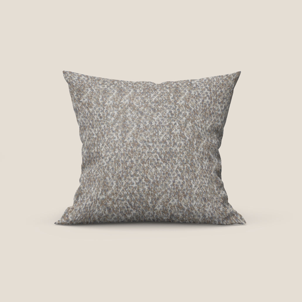 Sonic cuscino disponibile in diversi colori realizzato in pregiato bouclé smacchiabile T12 tortora - divitt.sbs