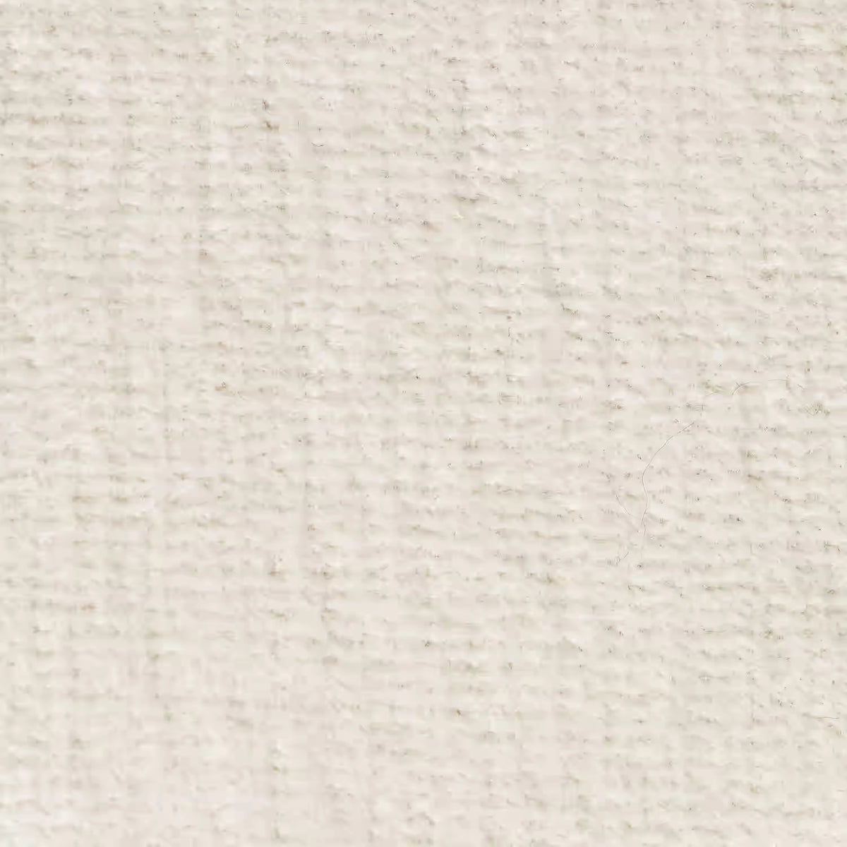 Primo piano di Bolero cuscino di divitt.sbs in bianco sporco, caratterizzato da un tessuto T31 morbido e sottilmente strutturato, resistente alle macchie, impermeabile e non restringente, perfetto per aggiungere un tocco naturale a qualsiasi arredamento. Disponibile in vari colori.