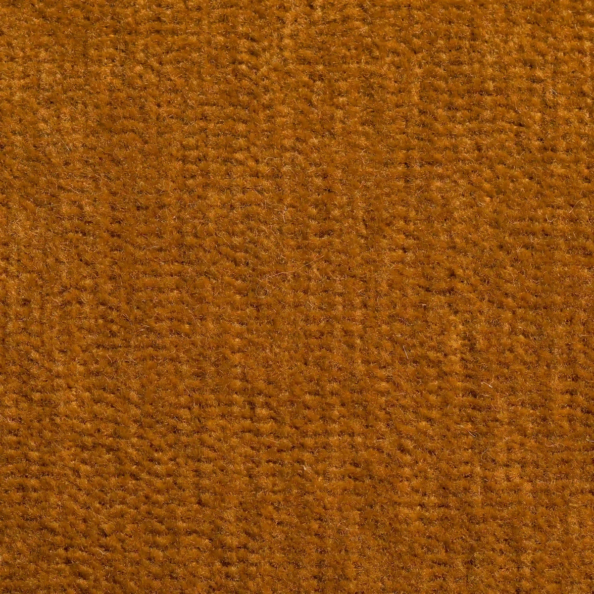 Primo piano del cuscino Bolero di divitt.sbs, qui presentato nel colore marrone caldo. Realizzato in morbido tessuto T31, resistente alle macchie, impermeabile e non restringente, con una sottile trama sfumata e linee orizzontali e verticali uniformemente distanziate.