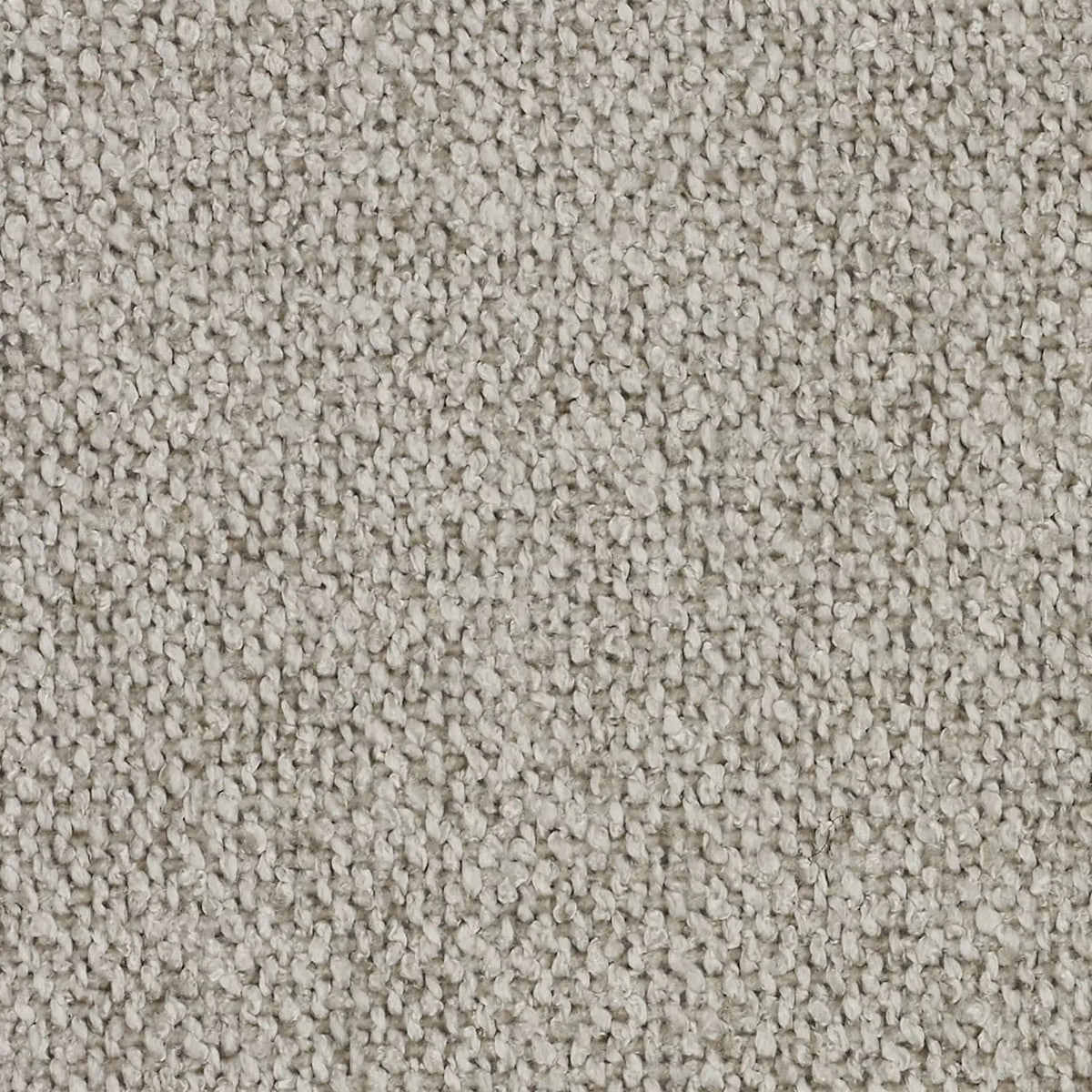 Primo piano di un tappeto beige chiaro a pelo ritorto con una texture irregolare, perfettamente completato dal cuscino Lambada di divitt.sbs, realizzato in tessuto lavabile e impermeabile, dall'aspetto e dalla consistenza del cotone naturale.