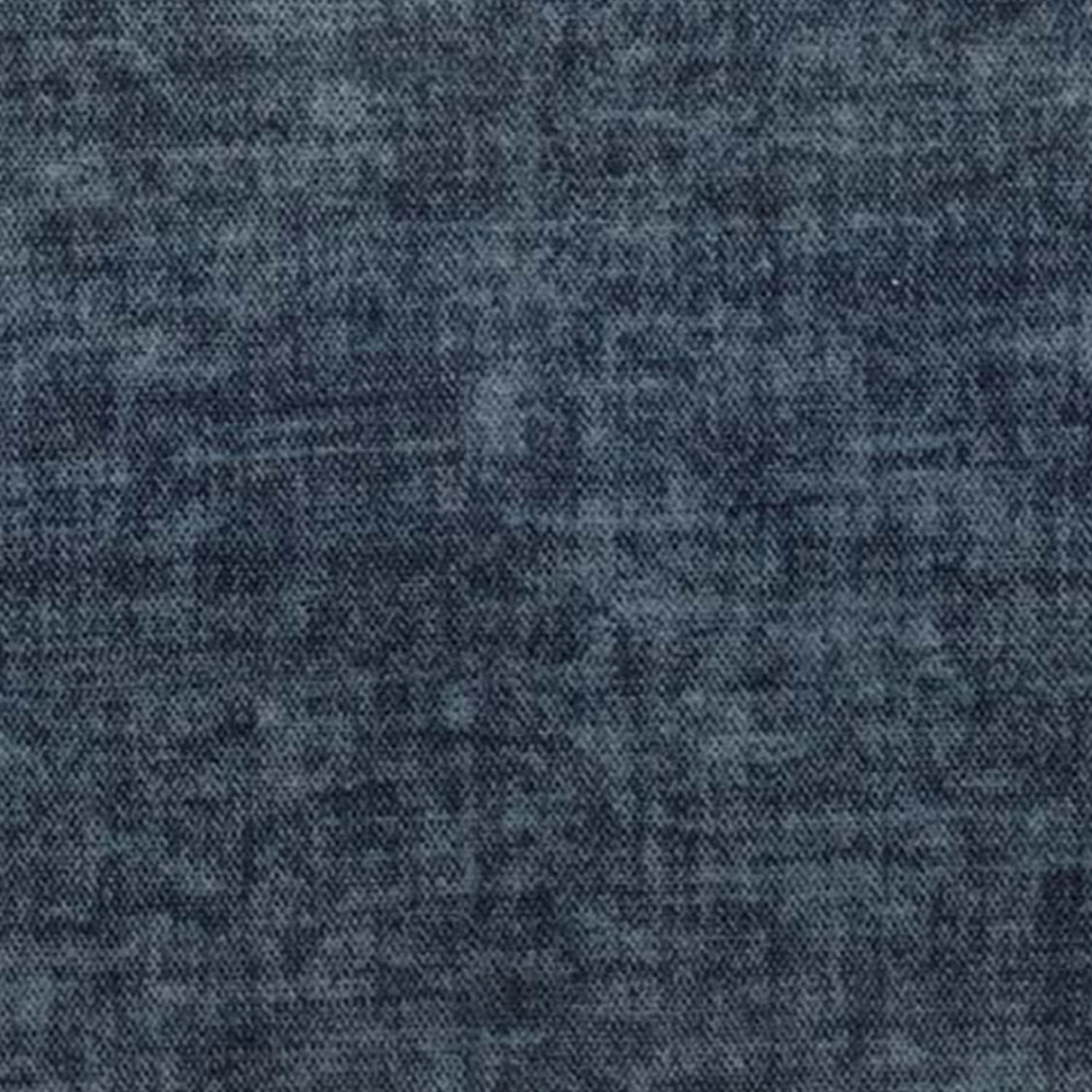 Primo piano del cuscino Sofia di divitt.sbs, disponibile in vari colori e realizzato in morbido velluto nuvolato antimacchia e impermeabile (Easy Clean T35), che offre una texture felpata con eleganti variazioni di colore.