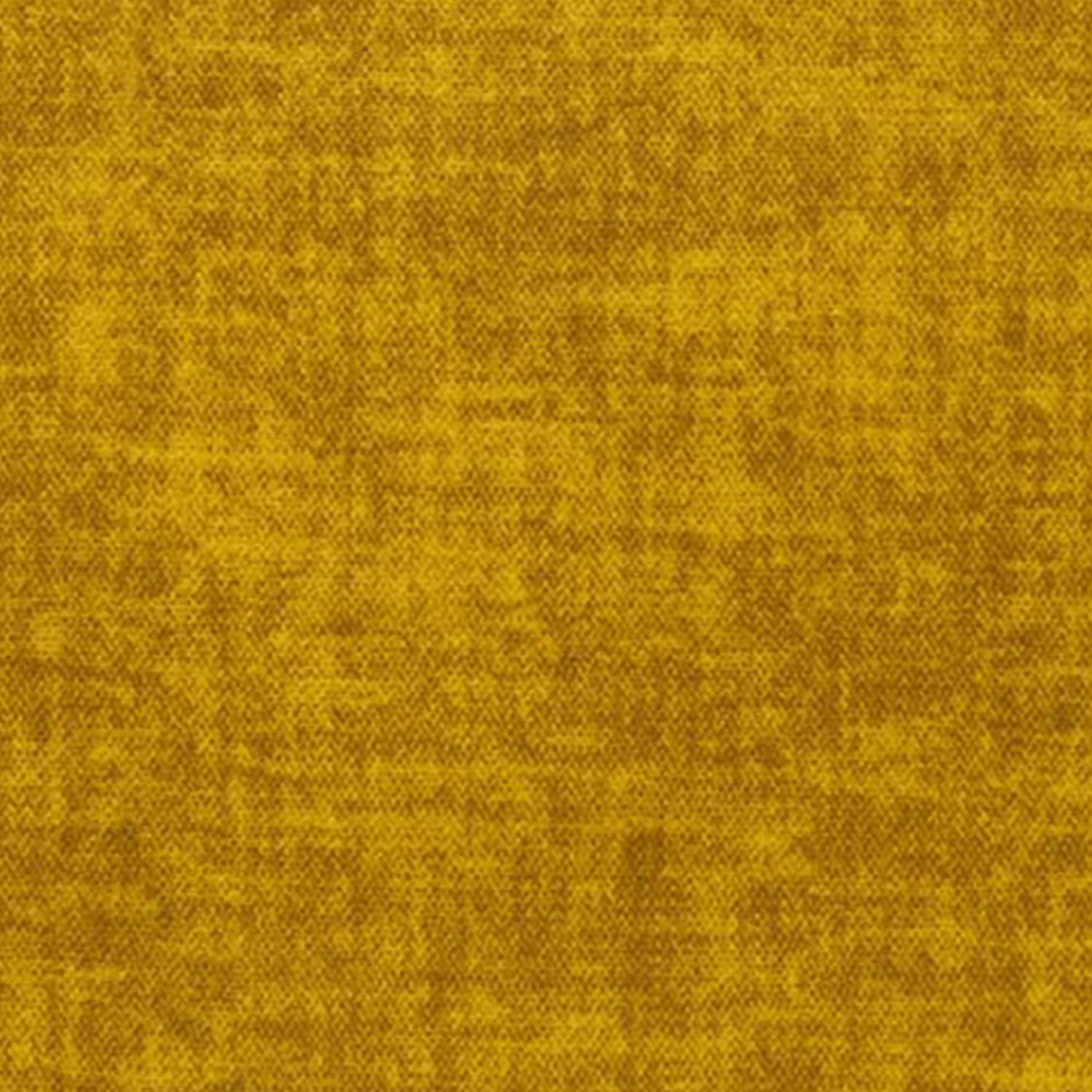 Un primo piano del cuscino Sofia di divitt.sbs in giallo senape mostra il suo morbido tessuto di velluto nuvolato con una texture irregolare e accogliente. Il materiale Easy Clean T35 è resistente alle macchie e impermeabile per una facile manutenzione.
