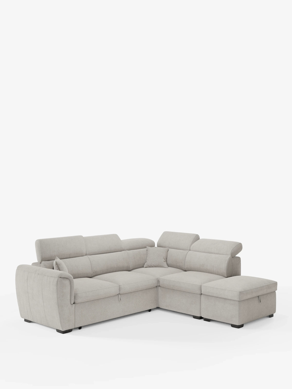Un divano angolare reversibile Titano, rivestito in grigio chiaro, con seduta estraibile e pouf contenitore di divitt.sbs, è posizionato su uno sfondo bianco a tinta unita. Questo moderno divano componibile è dotato di morbidi cuscini, poggiatesta reclinabili in tessuto smacchiabile certificato Oeko-Tex®, una chaise longue integrata, schienali trapuntati e piedini neri bassi che ne garantiscono comfort e versatilità.