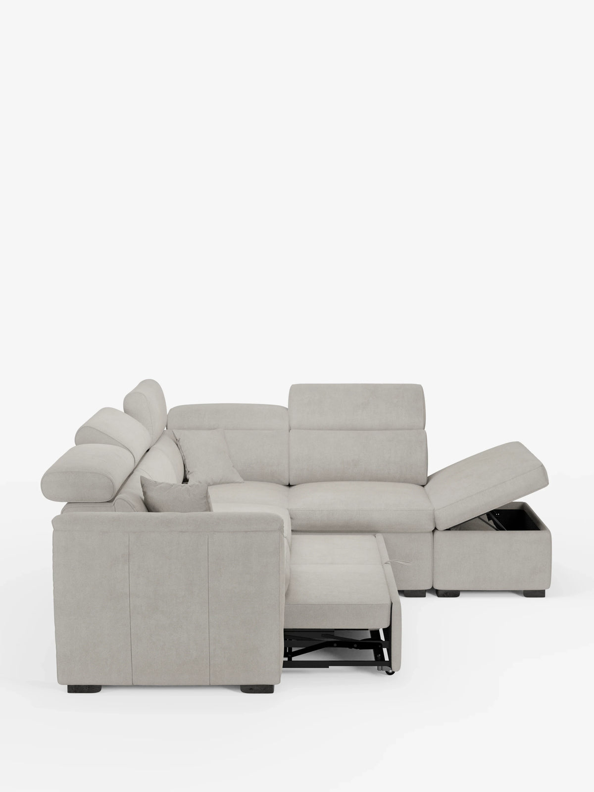 Il divano angolare reversibile Titano con contenitore estraibile e pouf di divitt.sbs, dotato di poggiatesta reclinabili in tessuto grigio chiaro Smacchiabile Oeko-Tex®, comprende una chaise longue orientata a sinistra, un vano contenitore a vista nella seduta più a destra e un pouf con coperchio sollevabile. Questo divano modulare è esposto su uno sfondo bianco a tinta unita.