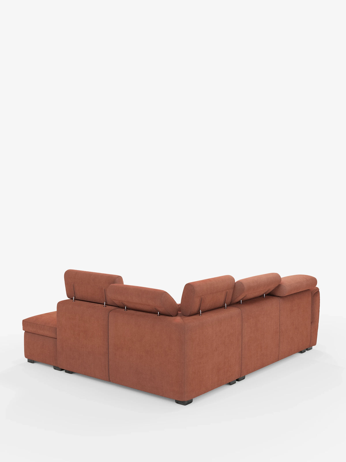 Il divano angolare reversibile Titano con contenitore estraibile e pouf di divitt.sbs, realizzato in tessuto Oeko-Tex® color ruggine e resistente alle macchie e dotato di poggiatesta regolabili, è raffigurato su uno sfondo bianco a tinta unita. Questo divano modulare poggia su gambe corte nere e presenta una sezione chaise longue sul lato sinistro.