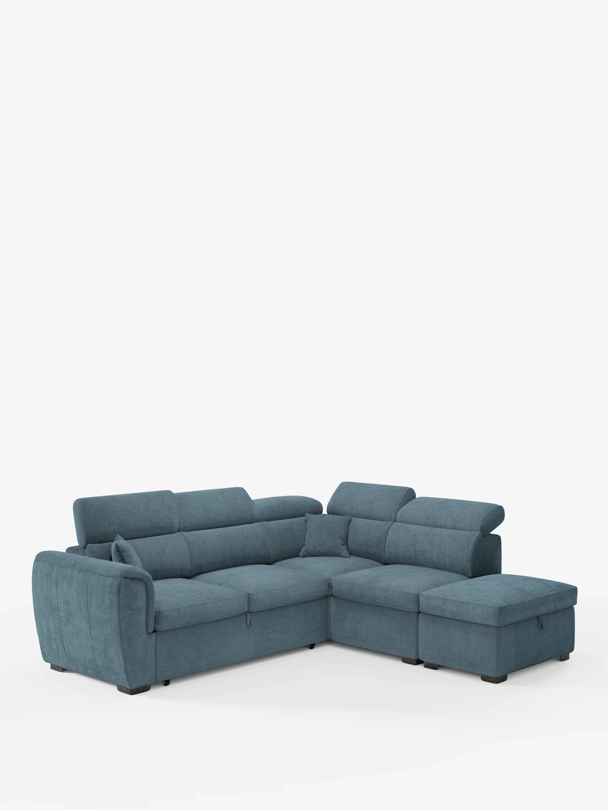 Un spazioso divano angolare reversibile Titano con letto estraibile e pouf contenitore di divitt.sbs, rivestito in tessuto blu antimacchia certificato Oeko-Tex®, è dotato di morbidi cuscini, poggiatesta reclinabili e un pouf contenitore abbinato posizionato all’estremità destra. Questo versatile divano componibile poggia su piccole gambe nere ed è raffigurato su uno sfondo bianco a tinta unita.