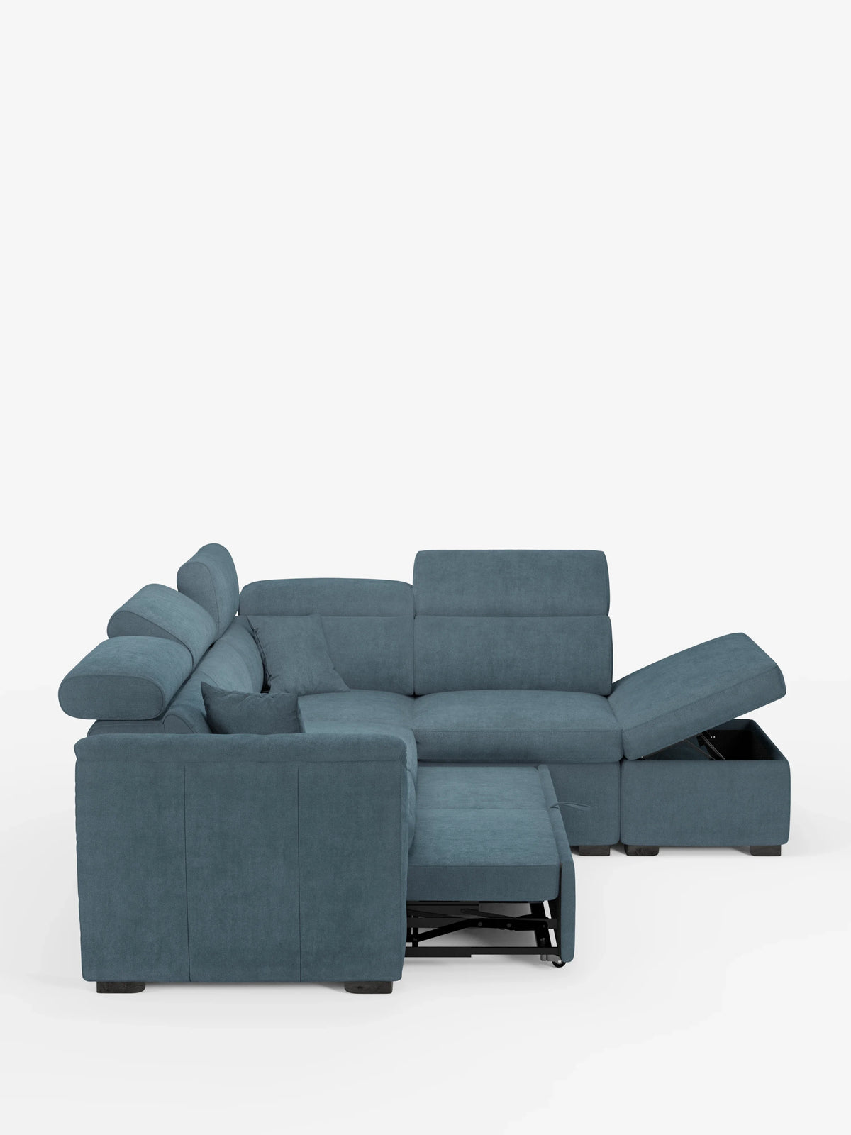 Un divano angolare reversibile modulare Titano color verde acqua di divitt.sbs, dotato di poggiatesta reclinabili, sezione estraibile, poggiapiedi e vani portaoggetti integrati nel pouf e nel bracciolo, rivestito in tessuto antimacchia certificato Oeko-Tex®, è raffigurato su uno sfondo bianco a tinta unita.