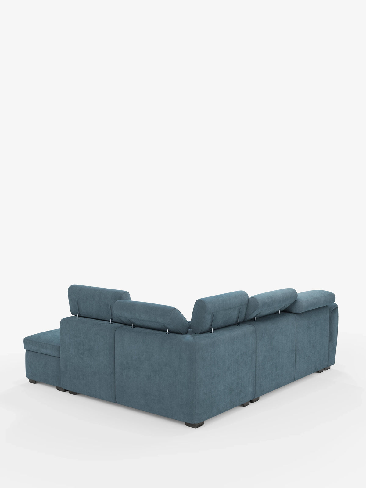 Vi presentiamo il divano angolare reversibile con letto estraibile e pouf contenitore Titano di divitt.sbs. Questo moderno divano componibile è rivestito in morbido tessuto blu-verde acqua, certificato Oeko-Tex® e resistente alle macchie, e si caratterizza per le linee eleganti e pulite. I poggiatesta regolabili offrono un comfort aggiuntivo, mentre le corte gambe nere aggiungono un tocco contemporaneo. Su uno sfondo bianco a tinta unita, questo versatile divano componibile include un’estensione chaise