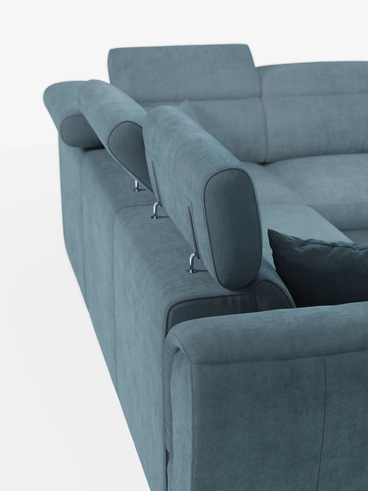 Un divano angolare reversibile contemporaneo della linea Titano con contenitore estraibile e pouf, realizzato da divitt.sbs, qui presentato in tessuto color verde acqua Smacchiabile Oeko-Tex®, è dotato di poggiatesta regolabili a diverse altezze. L’immagine mette in risalto l’angolo posteriore con eleganti supporti in metallo e un cuscino decorativo coordinato su uno sfondo bianco. Questo versatile divano modulare coniuga perfettamente comfort e design moderno per qualsiasi zona giorno.