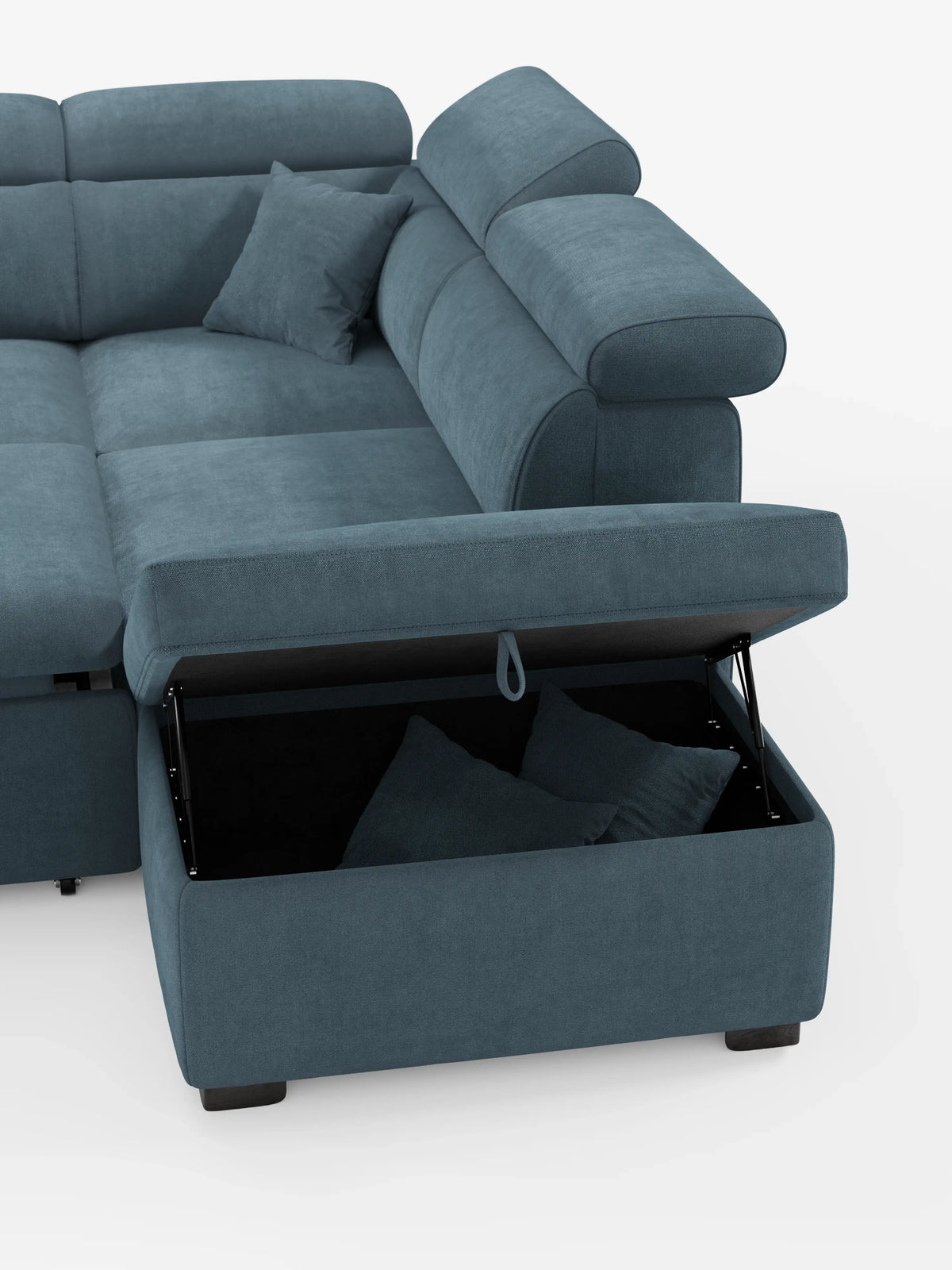 Un moderno divano angolare reversibile blu Titano di divitt.sbs, dotato di un elemento estraibile e di una chaise longue con pouf contenitore sollevabile, attualmente aperto per mostrare i due cuscini al suo interno. Questo divano componibile, rivestito in tessuto Oeko-Tex® facile da pulire, presenta poggiatesta reclinabili e un design morbido e contemporaneo. Immagine raffigurata su sfondo bianco a tinta unita.