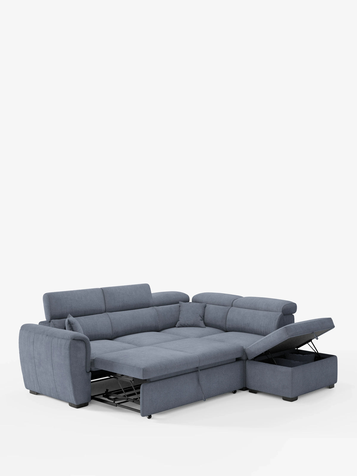 Un lussuoso e moderno divano angolare reversibile Titano con letto estraibile e pouf contenitore di divitt.sbs è esposto su uno sfondo bianco a tinta unita. Rivestito in tessuto blu-grigio Oeko-Tex® antimacchia, questo divano componibile è dotato di poggiatesta regolabili, di un meccanismo letto estraibile parzialmente estensibile e di una sezione pouf con coperchio sollevabile che rivela un pratico vano contenitore.