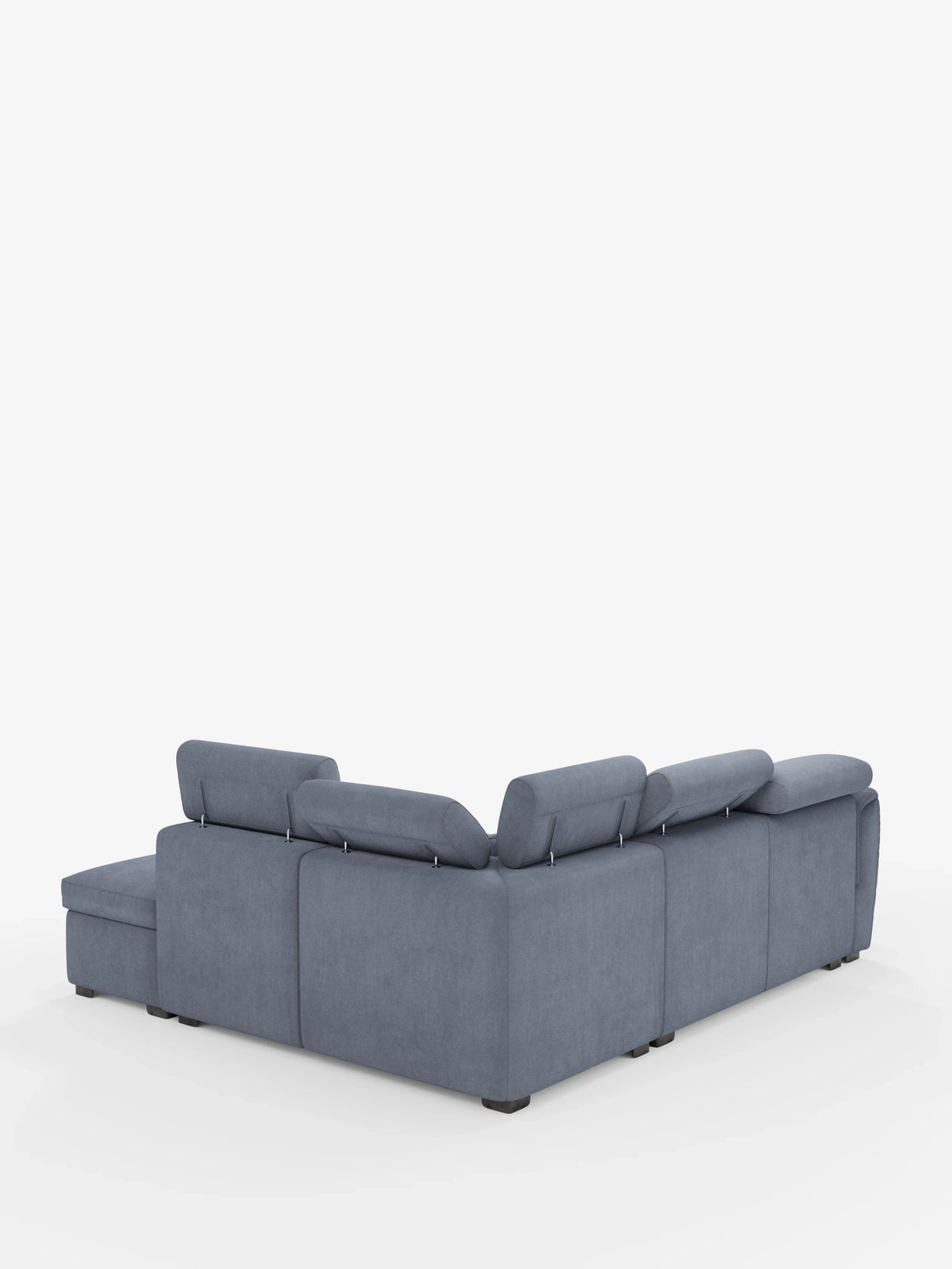 Un grande divano angolare reversibile Titano con letto estraibile e pouf contenitore di divitt.sbs, rivestito in tessuto Oeko-Tex® easy-clean grigio-blu con poggiatesta regolabili, è raffigurato su uno sfondo bianco a tinta unita. L'immagine è ripresa da dietro in angolazione, mettendo in risalto il profilo posteriore e quello laterale del divano.