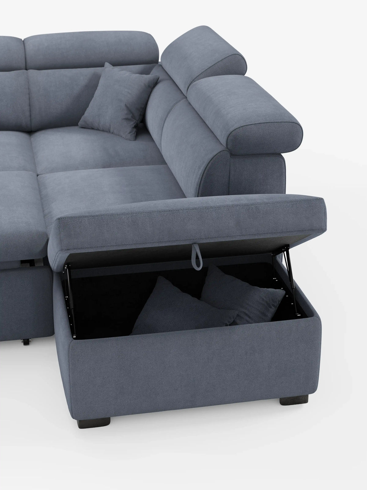 Il divano angolare reversibile con letto estraibile e pouf contenitore Titano di divitt.sbs è presentato nella versione grigia, con poggiatesta reclinabili rivestiti in morbido tessuto antimacchia certificato Oeko-Tex®. Una delle sezioni si solleva per rivelare un vano contenitore integrato che ospita i cuscini, mentre il divano modulare è posizionato su uno sfondo bianco che ne esalta il design contemporaneo e la versatilità.