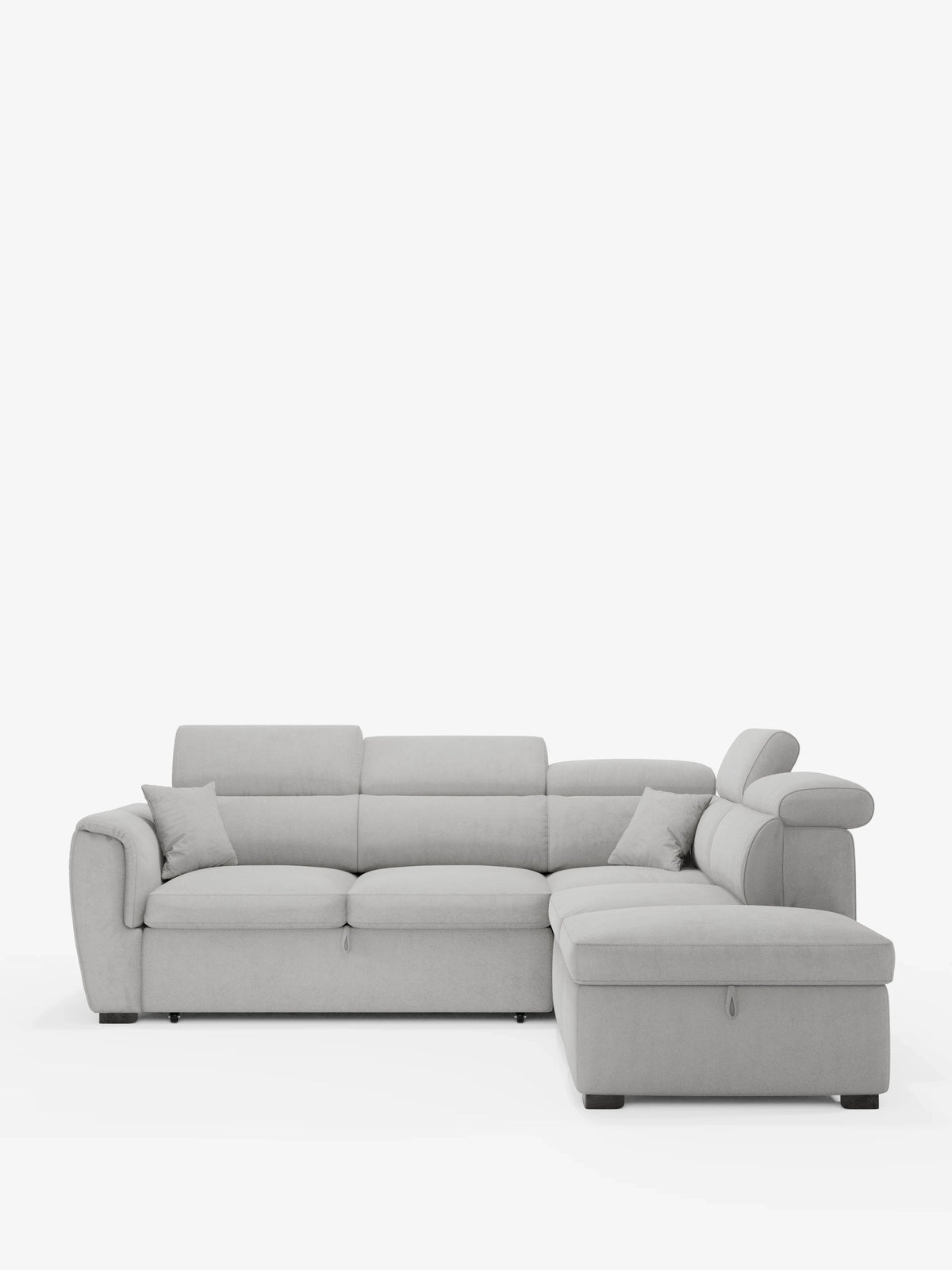 Vi presentiamo il divano angolare reversibile con contenitore estraibile e pouf di Titano, firmato divitt.sbs: un divano componibile contemporaneo a forma di L in grigio chiaro, realizzato in tessuto Oeko-Tex® resistente alle macchie, dotato di morbidi cuscini, due cuscini decorativi coordinati e poggiatesta regolabili sul lato destro. Qui raffigurato su uno sfondo bianco a tinta unita.