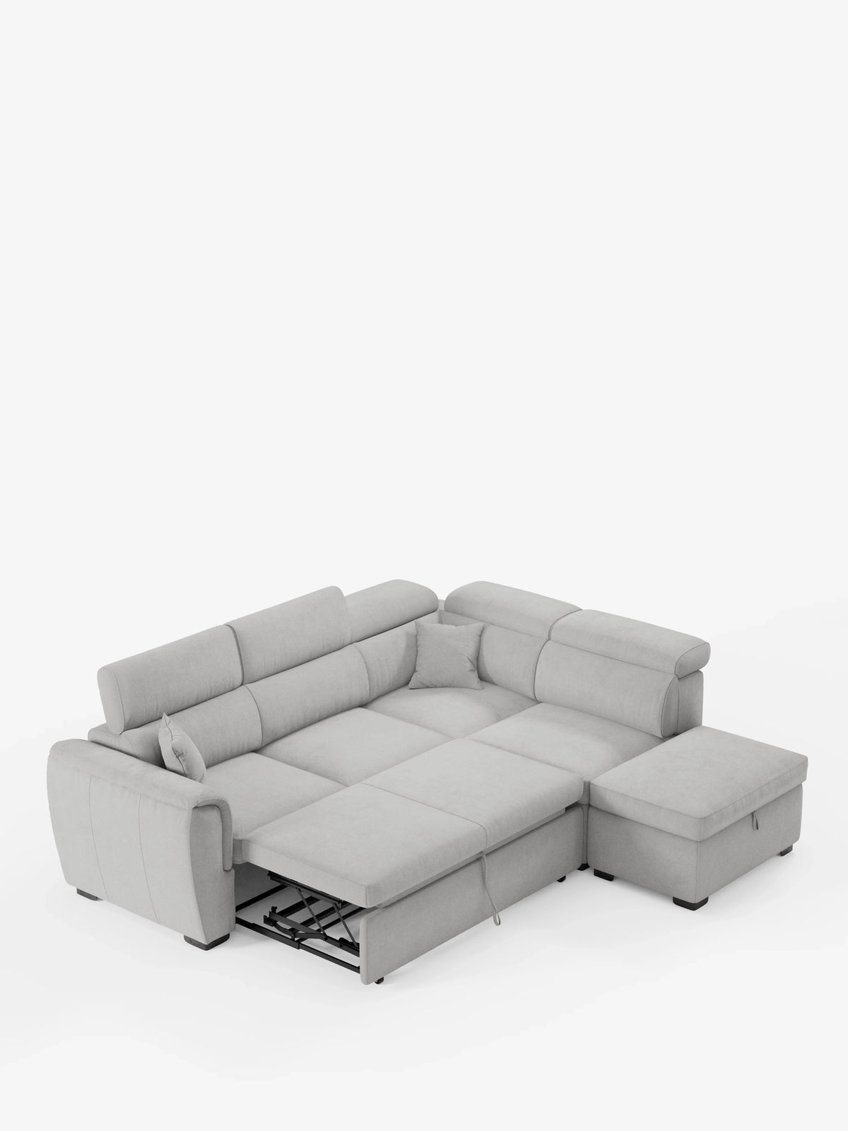 Un divano angolare reversibile Titano di colore grigio chiaro di divitt.sbs, dotato di poggiatesta regolabili, letto estraibile e pouf contenitore. La sezione letto estraibile viene estesa per rivelare la superficie piana su cui dormire. Su uno sfondo bianco a tinta unita, il design e le caratteristiche di questo divano componibile in tessuto antimacchia Oeko-Tex® risaltano chiaramente.
