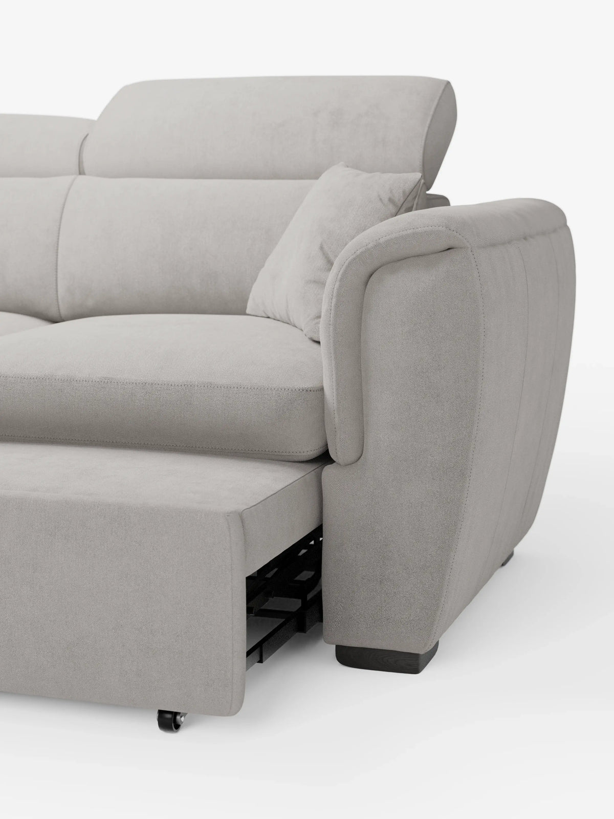 Un primo piano del divano Titano a 2 posti estraibile con poggiatesta reclinabili in tessuto smacchiabile Oeko-Tex® di divitt.sbs, qui raffigurato in grigio chiaro con bracciolo imbottito, cuscino coordinato e la struttura del letto a panca estraibile parzialmente estesa nella parte inferiore. Il design moderno e compatto è caratterizzato da un morbido rivestimento e si staglia su uno sfondo bianco a tinta unita.