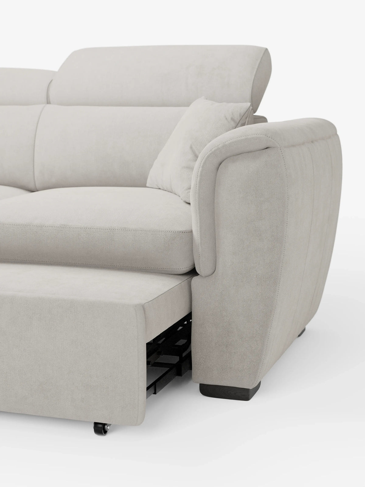 Primo piano del divano Titano a 2 posti estraibile con poggiatesta reclinabili in tessuto smacchiabile Oeko-Tex® di divitt.sbs. Questo divano componibile color beige chiaro è dotato di morbidi cuscini, poggiatesta regolabili e un bracciolo. Un cuscino coordinato è appoggiato allo schienale, mentre la parte inferiore rivela un meccanismo letto estraibile parzialmente esteso su rotelle nere. Immagine ripresa su sfondo bianco.