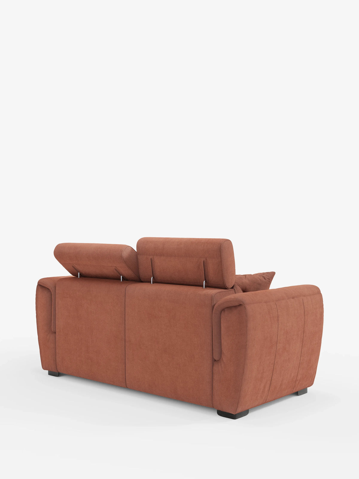 Un divano a due posti estraibile Titano di divitt.sbs, rivestito in tessuto color ruggine, è ripreso di retro su uno sfondo bianco. Questo divano moderno è dotato di due poggiatesta regolabili, braccioli leggermente ricurvi, cuciture a vista e piedini rettangolari neri. Sul lato destro del divano è visibile un singolo cuscino. Il tessuto è antimacchia e certificato Oeko-Tex® a garanzia di una qualità superiore.