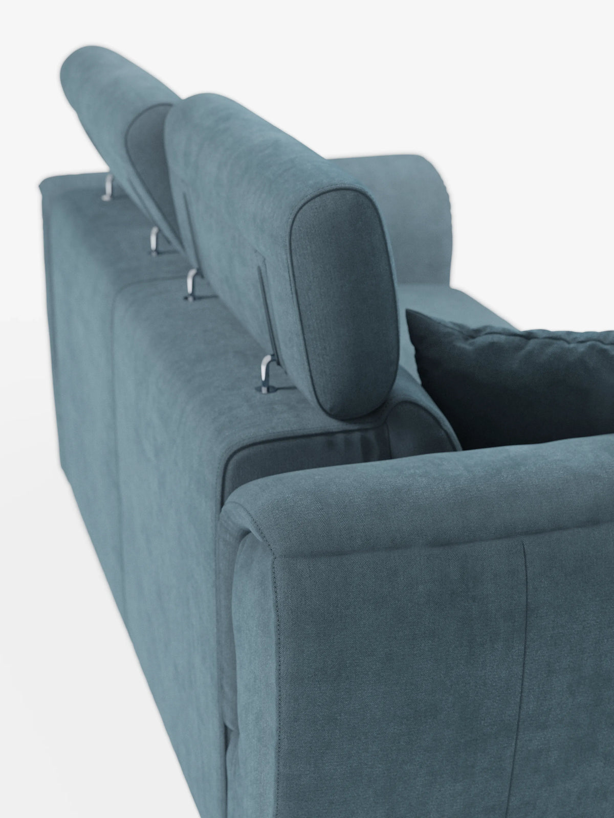 Il divano a 2 posti estraibile Titano con poggiatesta reclinabili in tessuto smacchiabile Oeko-Tex® di divitt.sbs è ripreso di spalle da un'angolazione che ne mette in risalto il moderno design in tessuto color verde acqua. Due dei poggiatesta regolabili sono sollevati in posizione verticale, mentre il terzo rimane abbassato; sul lato destro è appoggiato un cuscino coordinato. Lo sfondo è bianco a tinta unita.