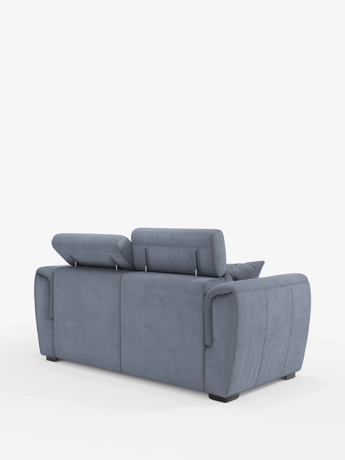 Un moderno divano a 2 posti estraibile Titano di divitt.sbs, rivestito in tessuto blu-grigio Oeko-Tex® antimacchia, è raffigurato visto da dietro. Questo divano contemporaneo è dotato di due poggiatesta reclinabili, morbidi braccioli e poggia su eleganti piedini neri. Il suo design compatto presenta una finitura morbida e ruvida e disegna una silhouette elegante su uno sfondo bianco a tinta unita.