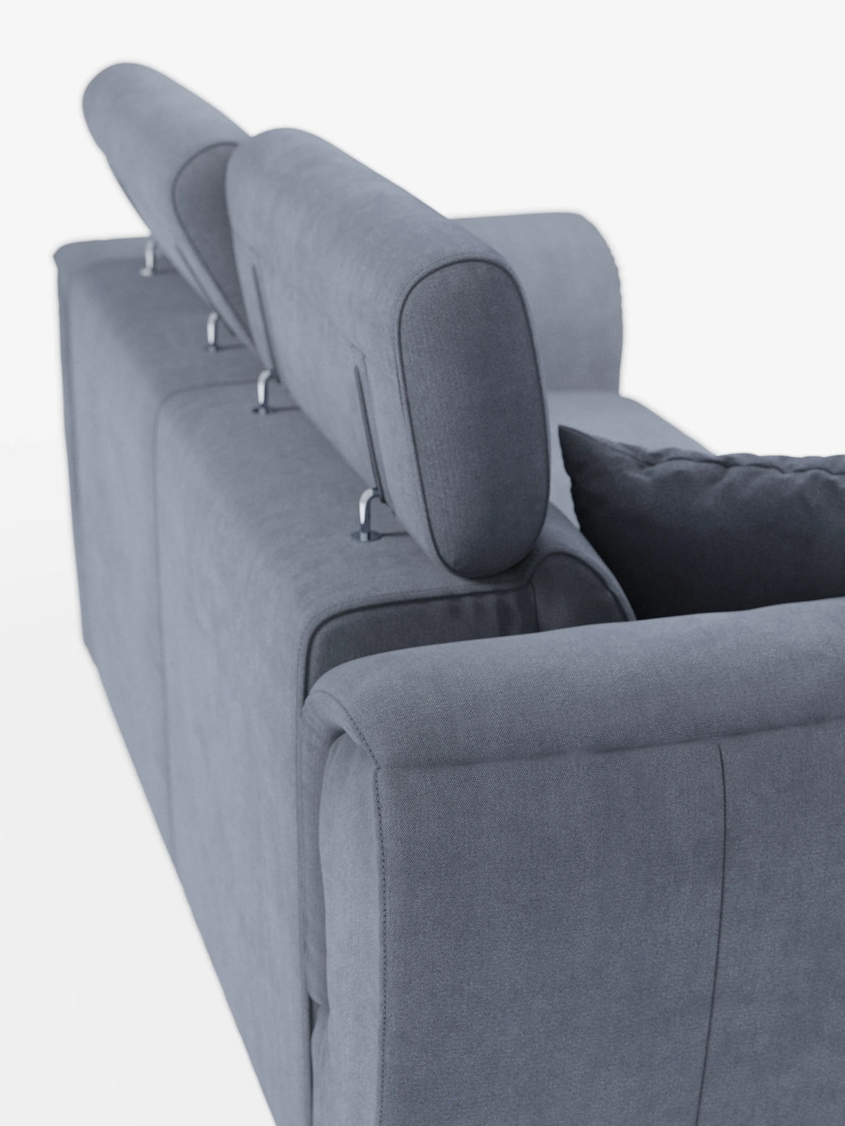 Il divano a 2 posti estraibile Titano di divitt.sbs è un moderno divano nei toni del blu-grigio, qui presentato nella vista posteriore, dotato di poggiatesta reclinabili e morbidi cuscini. Questo modello compatto e contemporaneo offre un comfort versatile, mentre il suo rivestimento Oeko-Tex® antimacchia si presenta morbido e dalla consistenza liscia. Esposto su uno sfondo bianco a tinta unita, le linee pulite e il design elegante di questo articolo divitt.sbs risultano ancora più valorizzati.