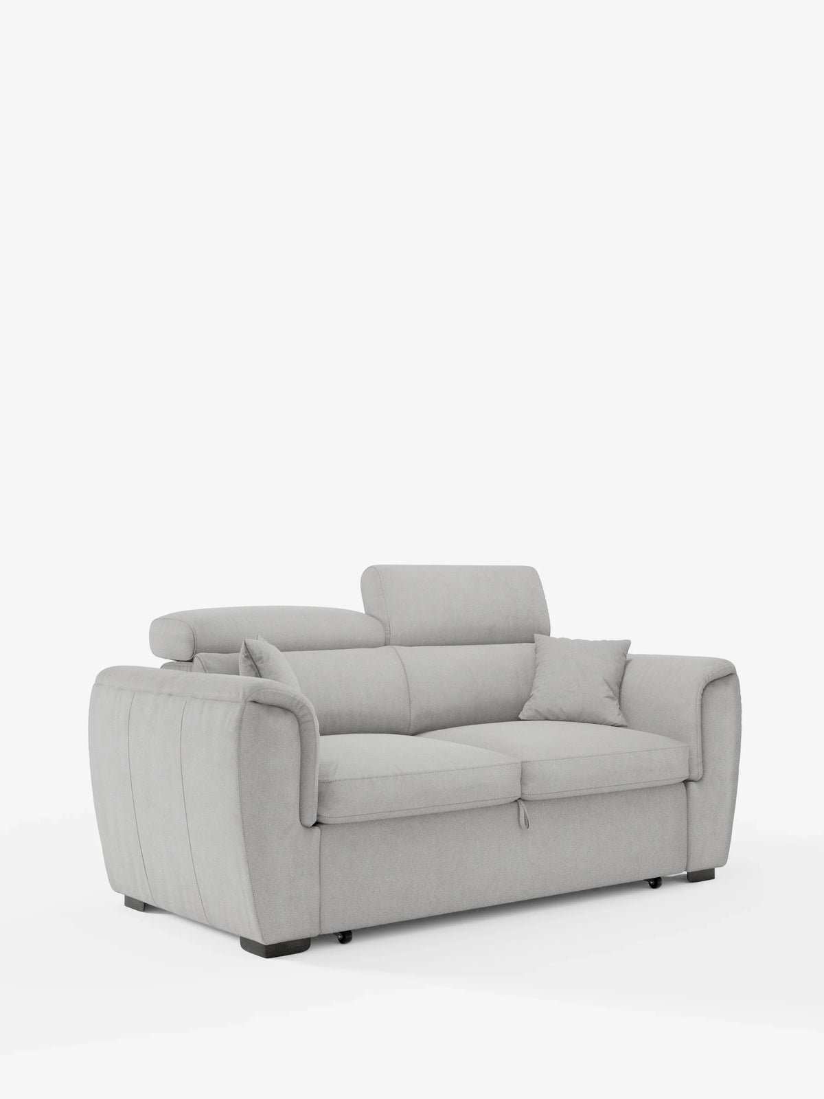 Il divano a 2 posti estraibile Titano con poggiatesta reclinabili in tessuto smacchiabile Oeko-Tex® di divitt.sbs è un divano a due posti moderno, di colore grigio chiaro, caratterizzato da un'imbottitura morbida, ampi braccioli, due cuscini decorativi abbinati e poggiatesta regolabili, presentato su uno sfondo bianco a tinta unita.