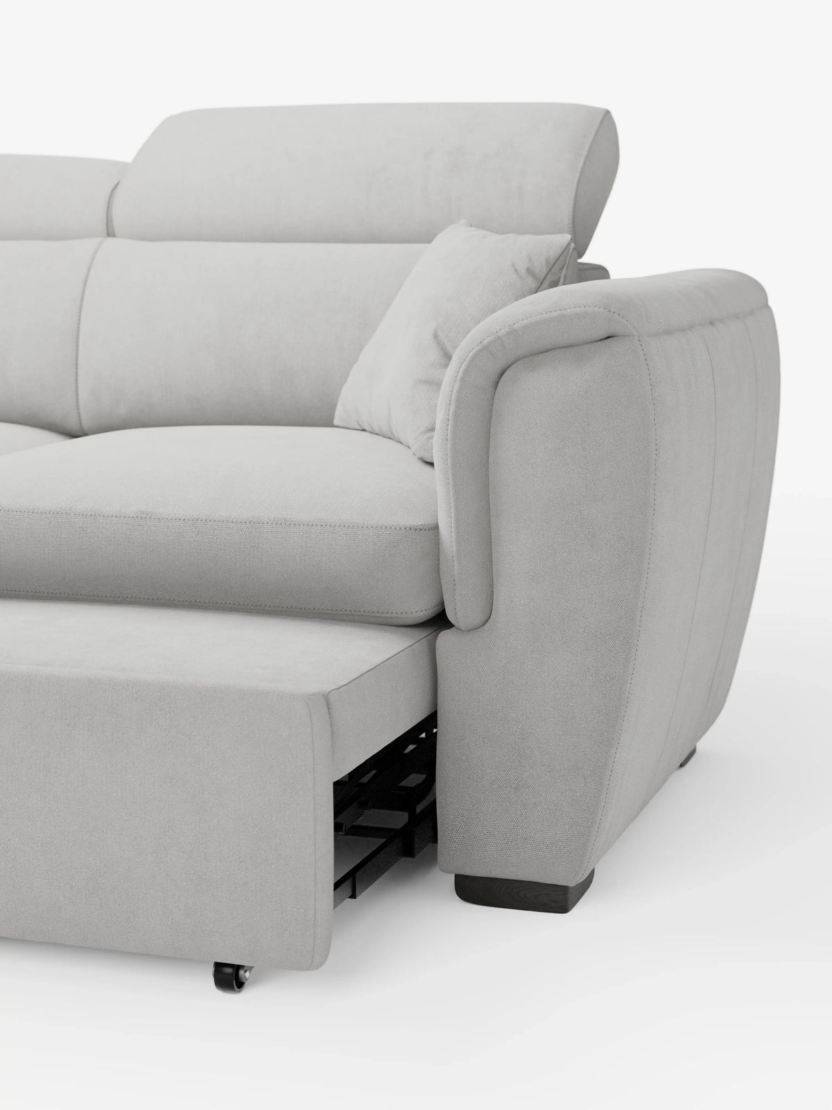 Il divano a 2 posti estraibile Titano con poggiatesta reclinabili in tessuto smacchiabile Oeko-Tex® di divitt.sbs è qui presentato con rivestimento grigio chiaro, caratterizzato da morbidi cuscini e comodi braccioli. Caratterizzato da una linea moderna e compatta, questo divano è dotato di una sezione estraibile con meccanismo a delfino e rotelle, che fuoriesce parzialmente da sotto la seduta. Un cuscino decorativo abbinato è appoggiato in un angolo, il tutto su uno sfondo bianco a tinta unita.