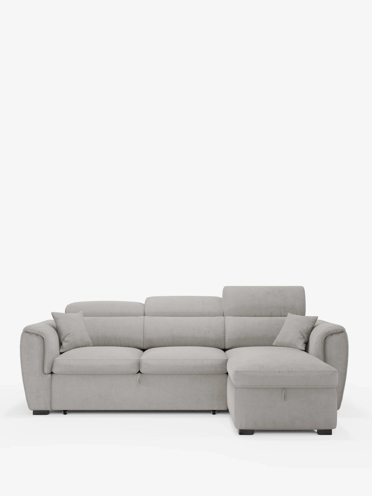 Vi presentiamo il divano letto con penisola reversibile contenitore Titano di divitt.sbs, un moderno divano grigio chiaro caratterizzato da un rivestimento in tessuto antimacchia, ampi braccioli imbottiti, tre comodi cuscini di seduta e due cuscini decorativi abbinati. La chaise longue è elegantemente posizionata sul lato destro (opzione reversibile) ed è completata da poggiatesta regolabili e da un elemento estraibile che ne aumenta la versatilità, il tutto su uno sfondo bianco a tinta unita.