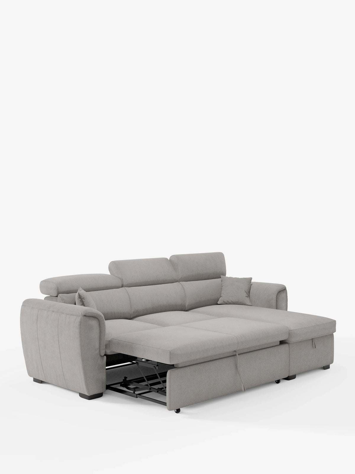 Un divano letto Titano grigio chiaro con penisola reversibile di divitt.sbs, dotato di poggiatesta reclinabili, letto estraibile, chaise longue sulla destra, cuscini coordinati e tessuto antimacchia, su uno sfondo bianco a tinta unita.