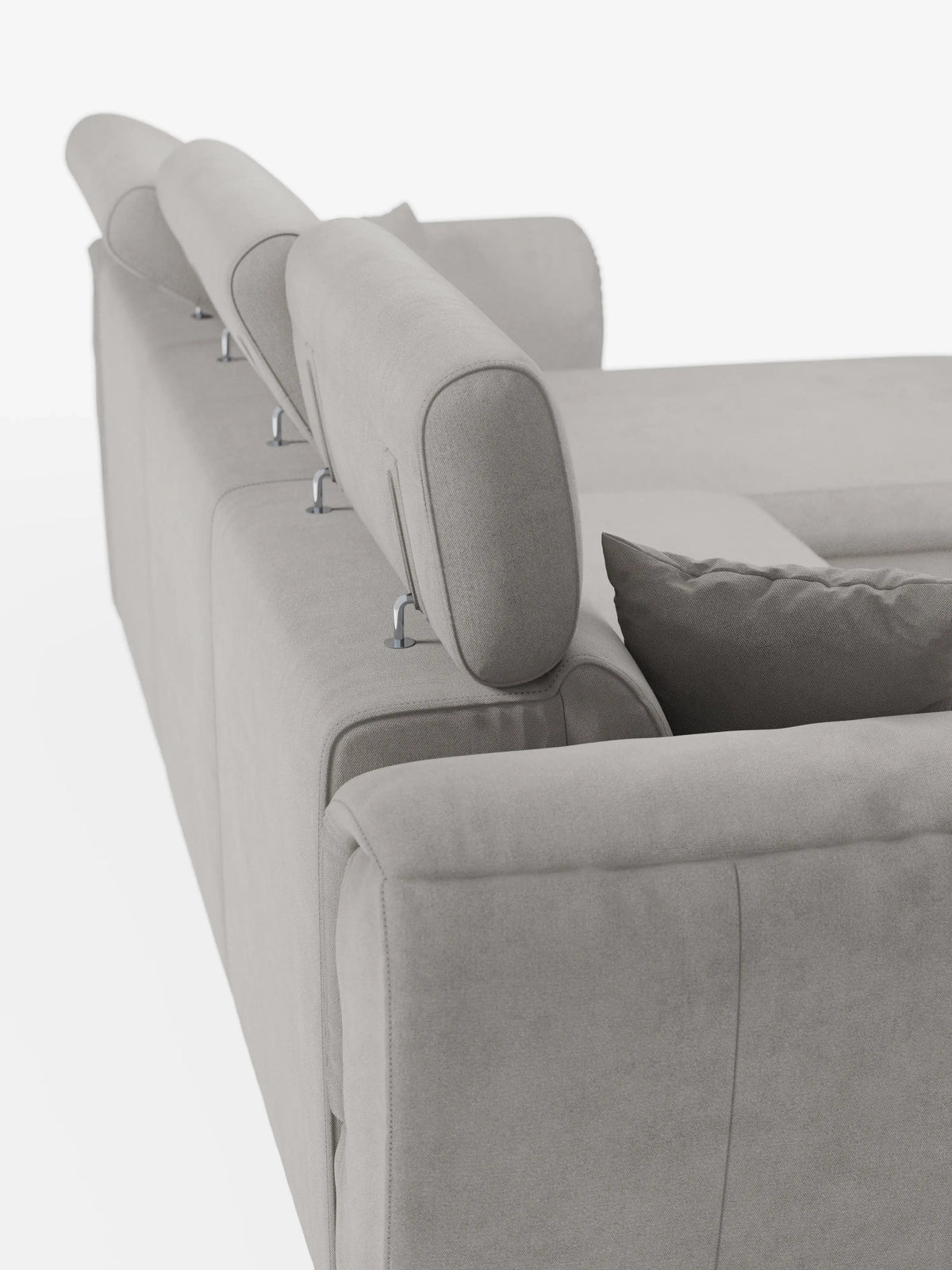 Un moderno divano letto Titano con penisola reversibile e contenitore di divitt.sbs è ripreso da dietro, mettendo in risalto i poggiatesta reclinabili regolabili posizionati a diverse angolazioni e un cuscino coordinato. Il rivestimento in tessuto smacchiabile appare morbido e soffice, impreziosito da bordi lisci e da un design minimalista. Lo sfondo è bianco a tinta unita.