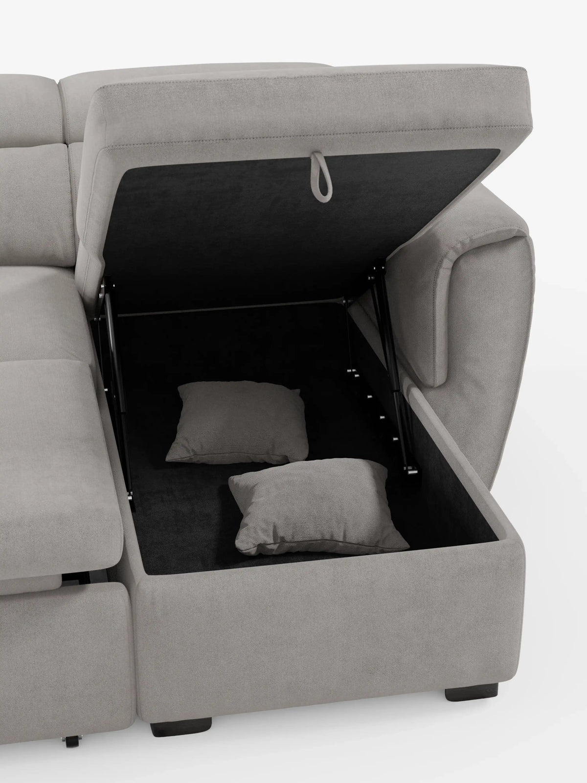 Un divano letto Titano grigio chiaro con penisola reversibile e contenitore di divitt.sbs è raffigurato su uno sfondo bianco. Questo moderno divano componibile presenta un vano portaoggetti aperto sotto una delle sedute, che contiene due cuscini grigi abbinati, con il coperchio sostenuto da cerniere metalliche. Il divano presenta gambe corte nere e include poggiatesta reclinabili e un elemento estraibile, il tutto rivestito in tessuto antimacchia.