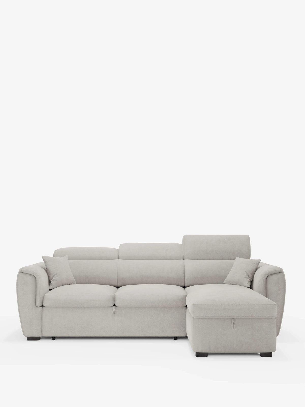 Un divano letto Titano grigio chiaro di divitt.sbs, caratterizzato da una chaise longue reversibile con vano portaoggetti, morbidi cuscini, ampi braccioli, due cuscini decorativi abbinati e poggiatesta regolabili. Questo moderno divano letto presenta linee slanciate e poggia su gambe corte nere su uno sfondo bianco a tinta unita; il rivestimento è realizzato in tessuto antimacchia e include un elemento estraibile per una maggiore versatilità.