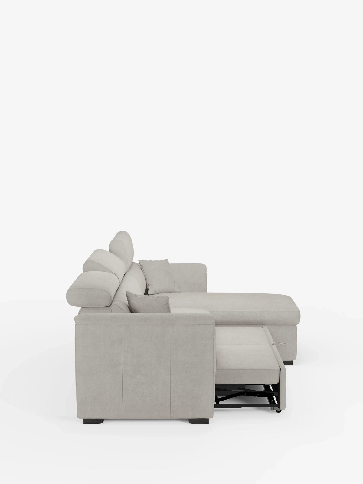 Vista laterale del divano letto Titano con penisola reversibile e contenitore di divitt.sbs in grigio chiaro, caratterizzato da linee pulite, braccioli imbottiti, poggiatesta regolabili e una sezione chaise longue con pouf reversibile con contenitore e elemento estraibile in tessuto antimacchia. Il moderno divano componibile è impreziosito da diversi cuscini di piccole dimensioni e fa da contrappunto a uno sfondo bianco a tinta unita.