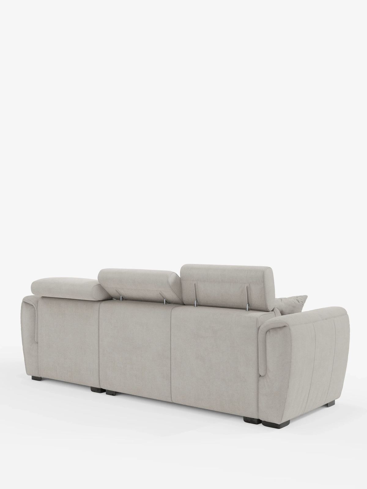 Un divano letto Titano moderno, color beige chiaro, con penisola reversibile e contenitore, firmato Divani.Il modello, dotato di poggiatesta reclinabili, morbidi braccioli e un elemento estraibile in tessuto antimacchia, è ripreso da dietro e leggermente di lato su uno sfondo bianco. Questo divano contemporaneo poggia su gambe corte e scure e presenta una morbida trama in tessuto.