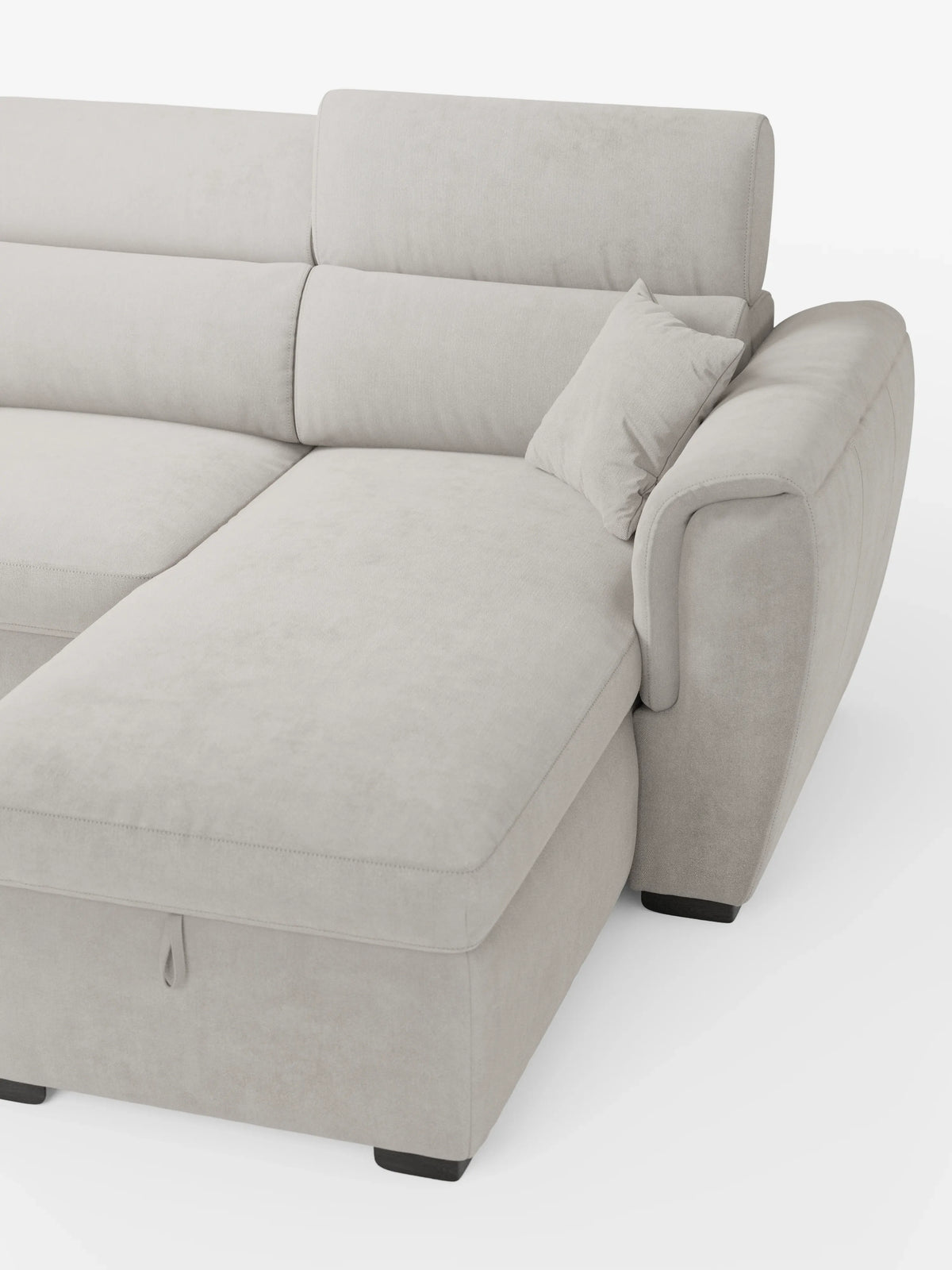 Vi presentiamo il divano letto Titano con penisola reversibile e contenitore di divitt.sbs, un moderno divano componibile a L in tessuto beige chiaro con ampi braccioli, morbidi cuscini, poggiatesta reclinabili e una chaise longue reversibile. Questo versatile divano moderno è dotato anche di un vano contenitore integrato e di un elemento estraibile, il tutto poggiato su bassi piedini neri a blocco su uno sfondo bianco a tinta unita.