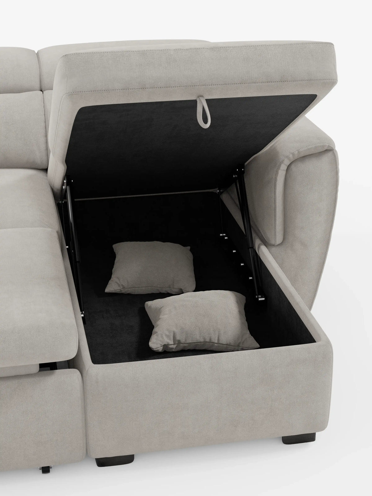 Ecco una versione riscritta sulla base dei dati del prodotto: il divano letto Titano con penisola reversibile di divitt.sbs è presentato in una tonalità beige chiaro, con un rivestimento morbido e resistente alle macchie e linee pulite. Sotto il coperchio di una delle sedute si nasconde un vano portaoggetti aperto, dove sono riposti due cuscini decorativi grigi. Questo divano moderno è dotato di una chaise longue, poggiatesta reclinabili e un letto estraibile, il tutto su uno sfondo bianco.