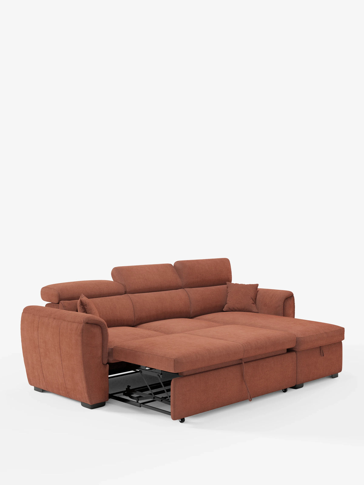 Il divano letto Titano con penisola reversibile e contenitore di divitt.sbs è un ampio divano moderno color ruggine, dotato di una chaise longue sulla destra e di un letto estraibile allungabile, che ne esalta la versatile funzione di letto. Caratterizzato da ampi braccioli, morbidi cuscini dello schienale, poggiatesta reclinabili e gambe basse nere, questo elegante complemento d’arredo in tessuto antimacchia è presentato su uno sfondo bianco a tinta unita.