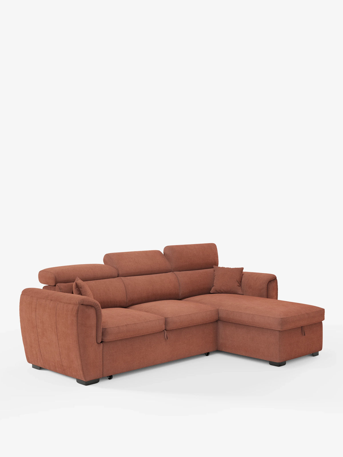 Un moderno divano letto Titano con penisola reversibile e contenitore di divitt.sbs, rivestito in tessuto antimacchia color ruggine, poggia su gambe a blocco scure. Questo divano contemporaneo è dotato di tre cuscini di seduta, ampi braccioli imbottiti, morbidi cuscini dello schienale con poggiatesta reclinabili e una chaise longue reversibile con contenitore integrato ed elemento estensibile. Lo sfondo è bianco a tinta unita.