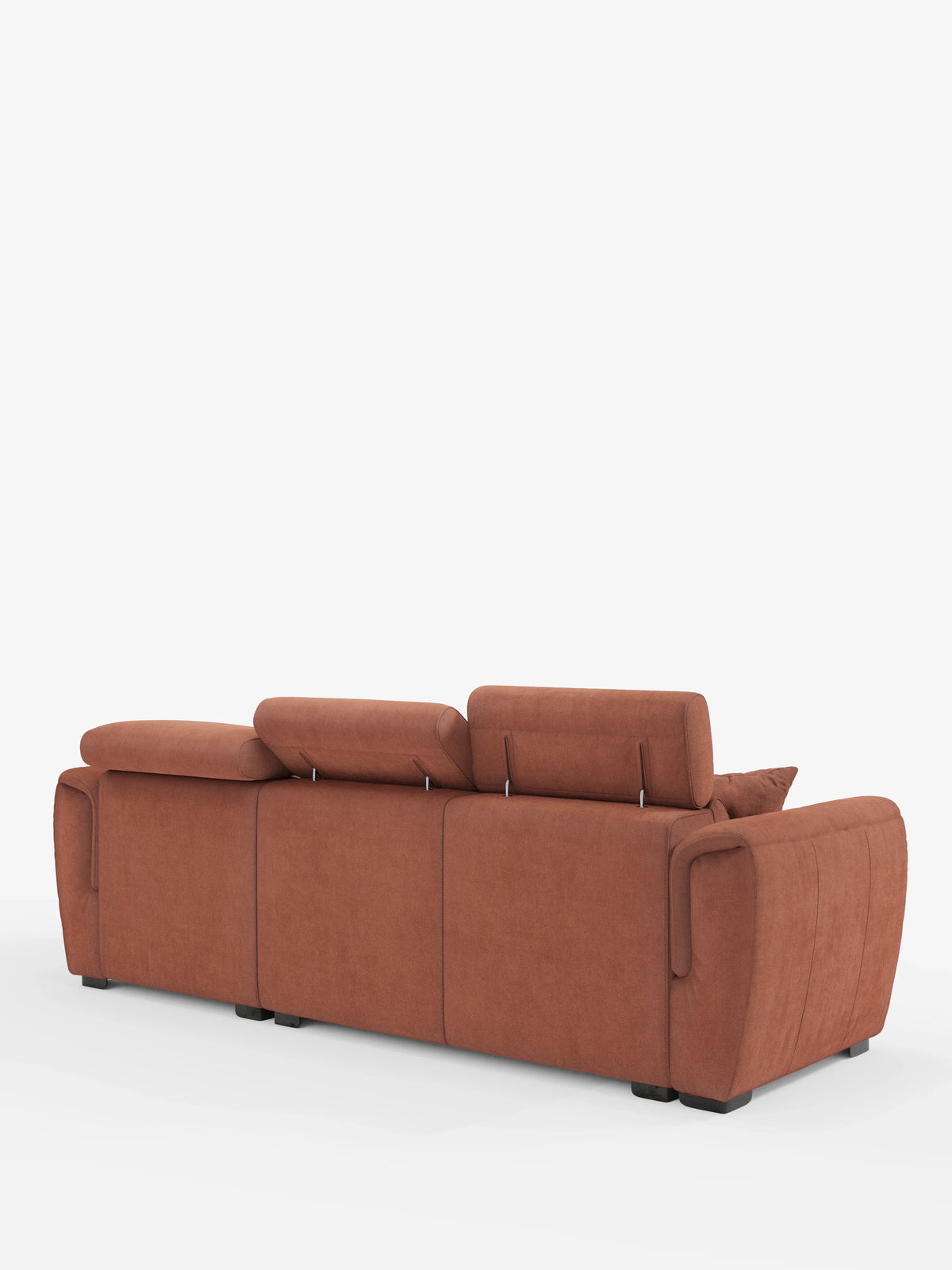 Il divano letto a tre posti Titano con penisola reversibile di divitt.sbs, in colore ruggine, viene presentato di retro, mettendo in risalto il suo design elegante e moderno. Il divano è dotato di poggiatesta reclinabili, morbidi cuscini, braccioli arrotondati e gambe corte di colore nero. Il suo tessuto antimacchia e le linee pulite risaltano sullo sfondo bianco, mettendo in risalto il colore caratteristico e la silhouette contemporanea del divano.