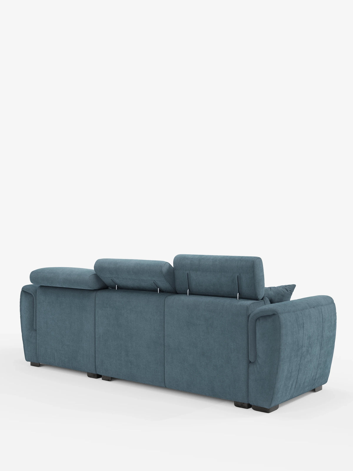Un divano letto Titano con penisola reversibile e contenitore di divitt.sbs, rivestito in tessuto blu antimacchia, è ripreso dal retro su uno sfondo bianco a tinta unita. Questo divano moderno è dotato di poggiatesta regolabili, braccioli curvi e un elemento estraibile. Poggia su gambe corte nere e presenta un design contemporaneo.